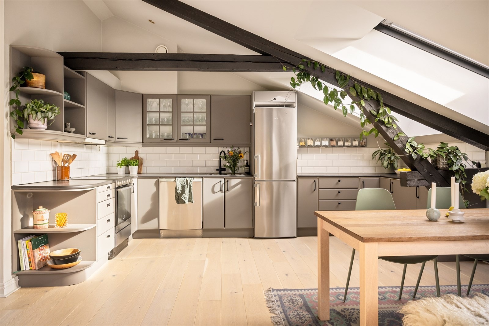 Her har du rikelig med skap- og benkeplass å boltre deg på! Galleribilde