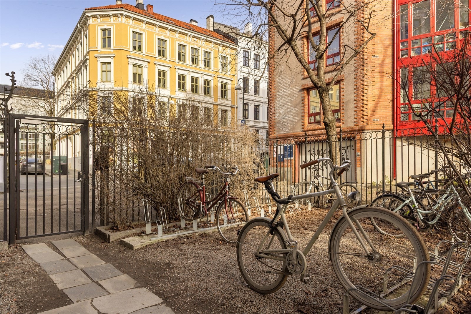 Det er også egen sykkelparkering i bakgården. Galleribilde