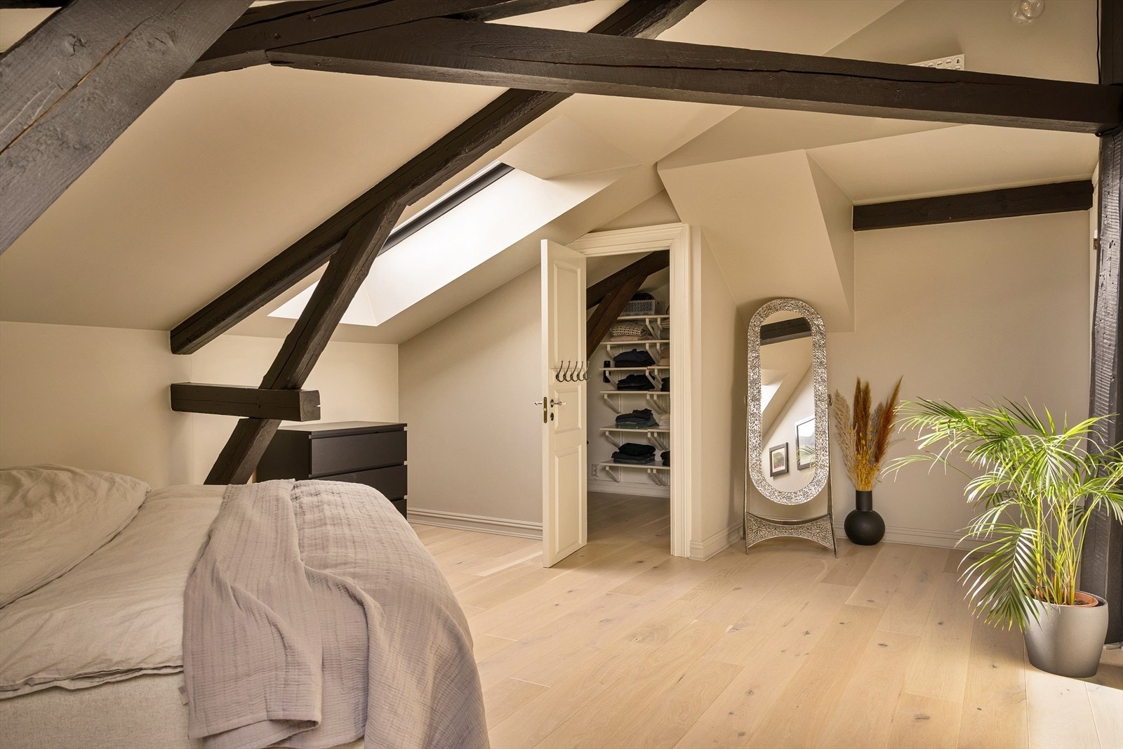 Med god plass til dobbeltseng, duse fargevalg og eget walk-in, ligger alt til rette for en god start på dagen. Galleribilde