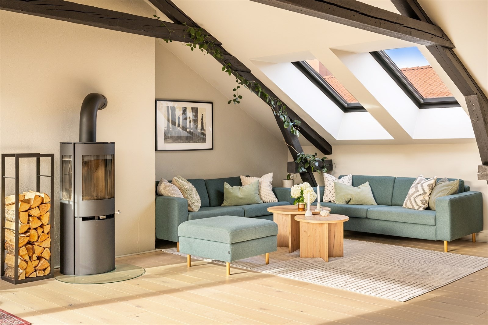 De originale trebjelkene gir leiligheten karakter og skaper en fin balanse mellom det moderne og det sjarmerende. Galleribilde