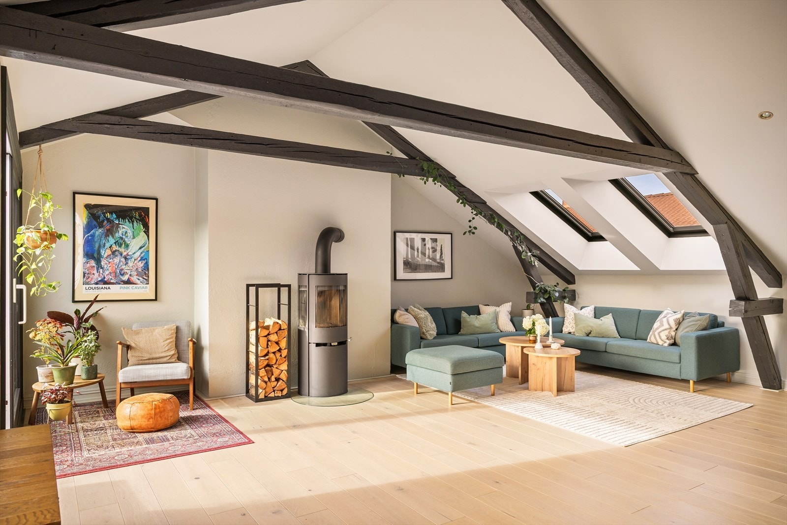 Her har du god plass til større sofa uten at rommet føles trangt. Galleribilde