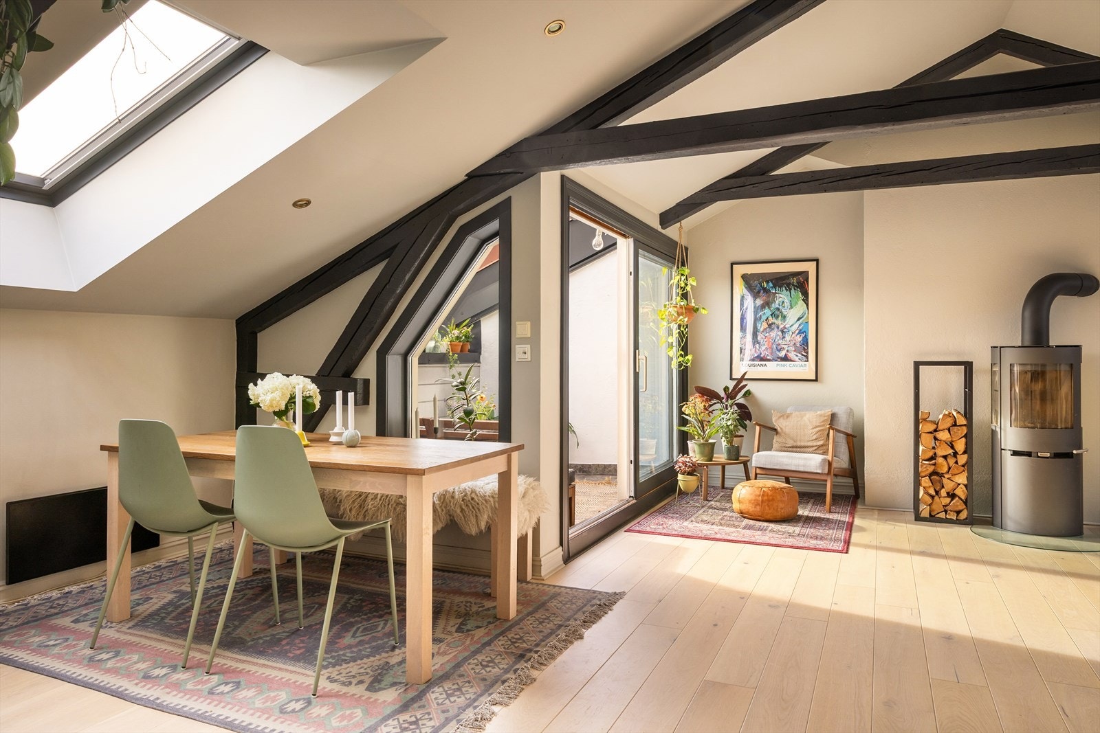 Spisestuen finner sin naturlige plass mellom kjøkken- og stuedel. Galleribilde