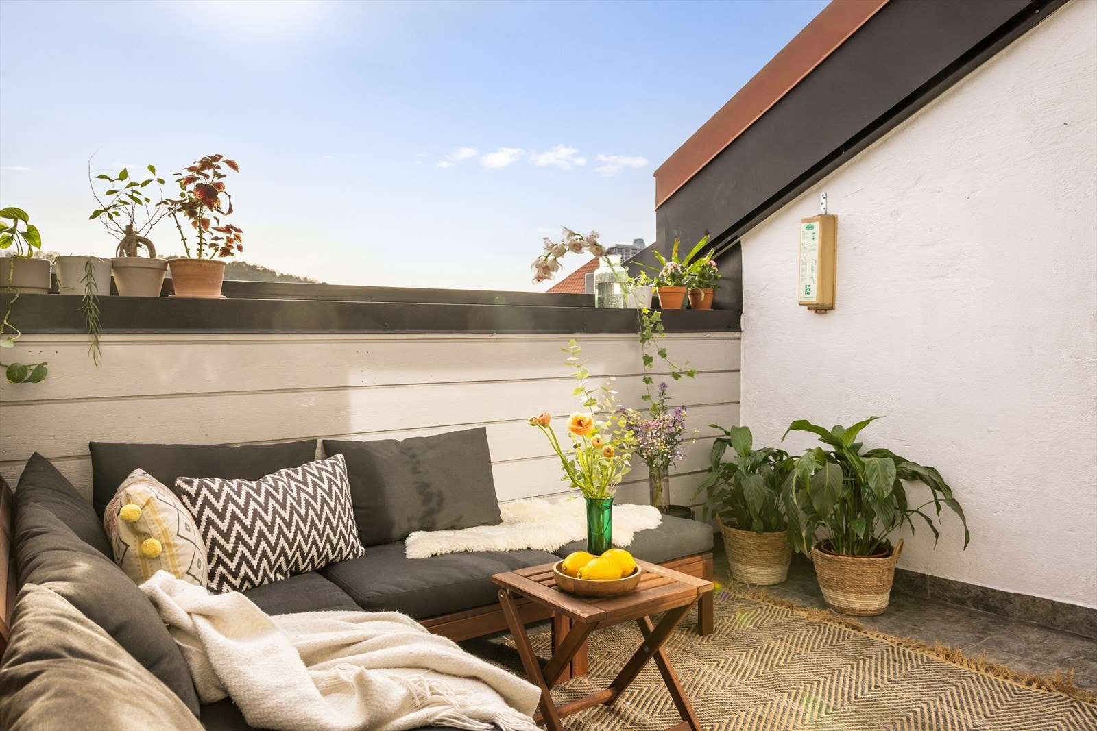 Den sydvendte terrassen har adkomst fra stue, og er på ca. 6kvm. Galleribilde