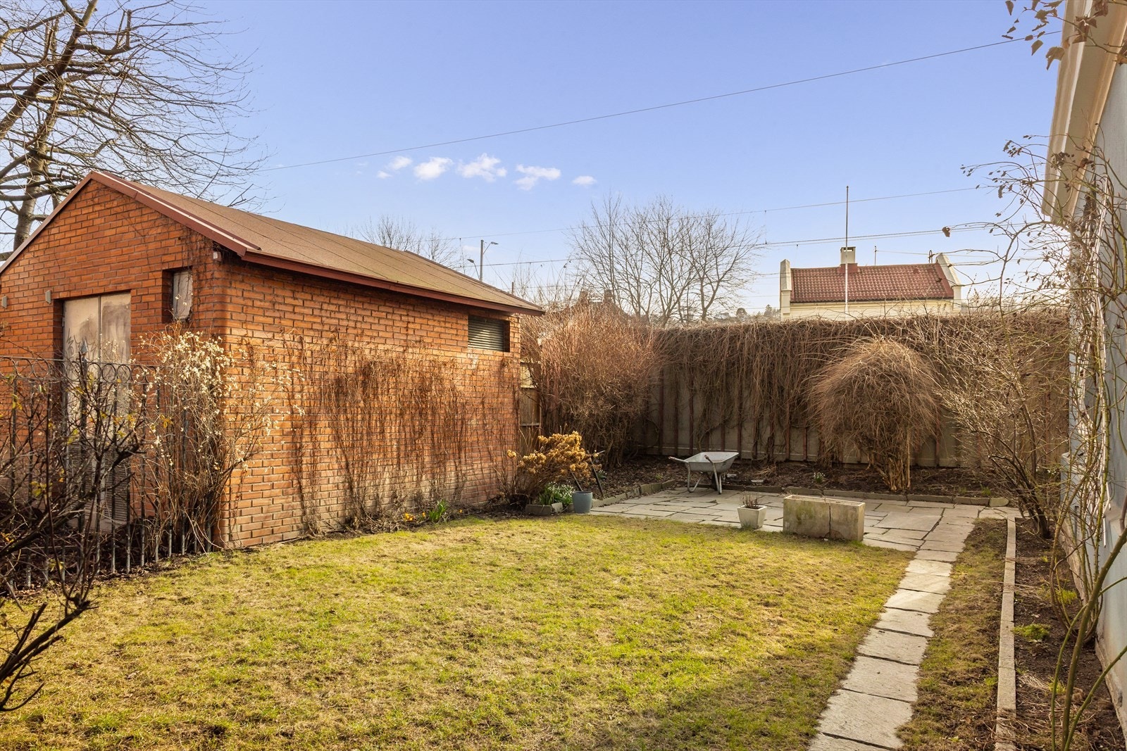 Om du ikke ønsker å holde deg i den frodige bakgården, har du flere grøntområder for både hygge og trening i nærheten, i tillegg til at det er gangavstand til alt av fasiliteter og servicetilbud. Galleribilde