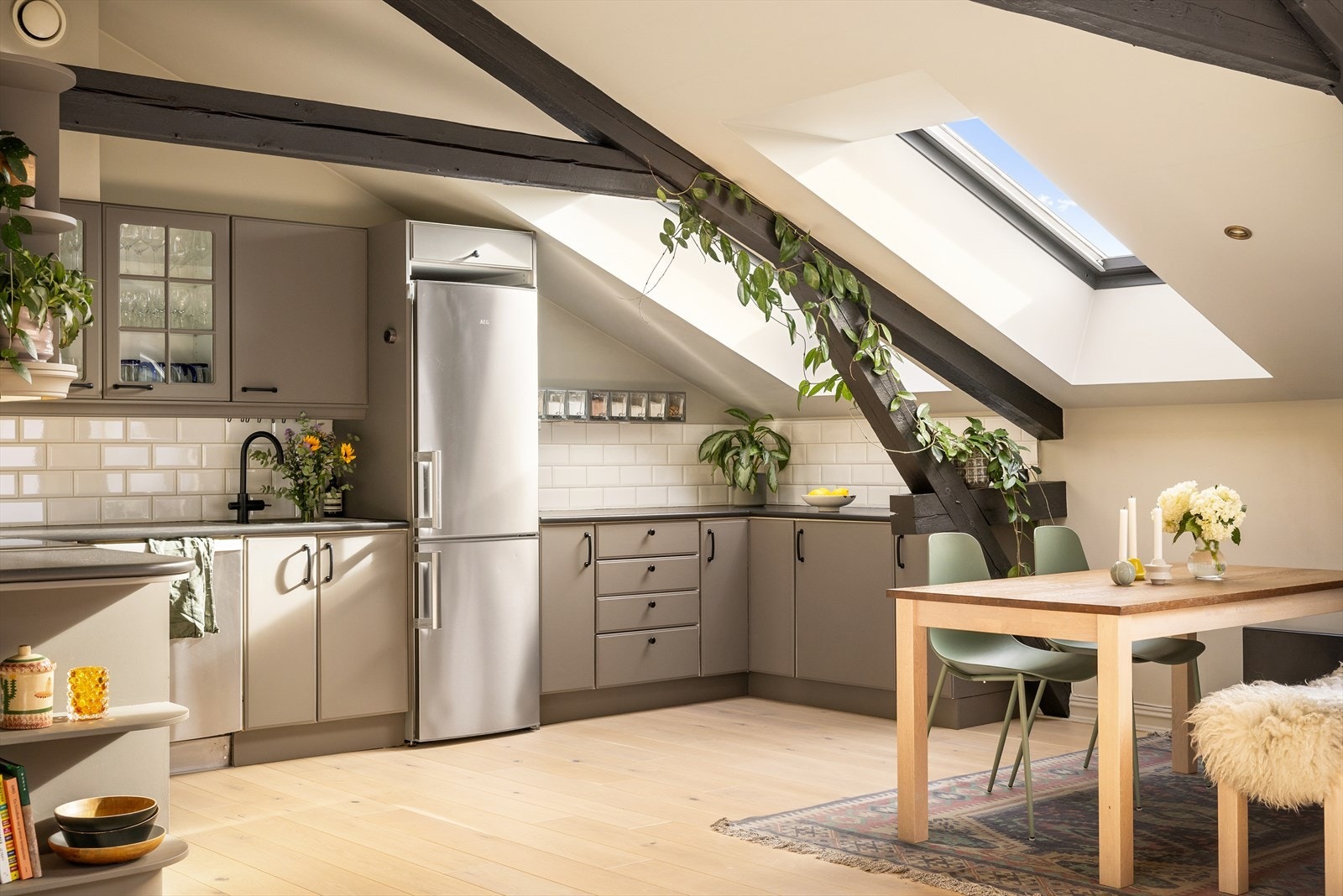 Selve kjøkkeninnredningen består av gråmalte fronter og malt benkeplate. Frittstående kjøleskap med fryser, komfyr med keramisk topp, oppvaskmaskin. Galleribilde