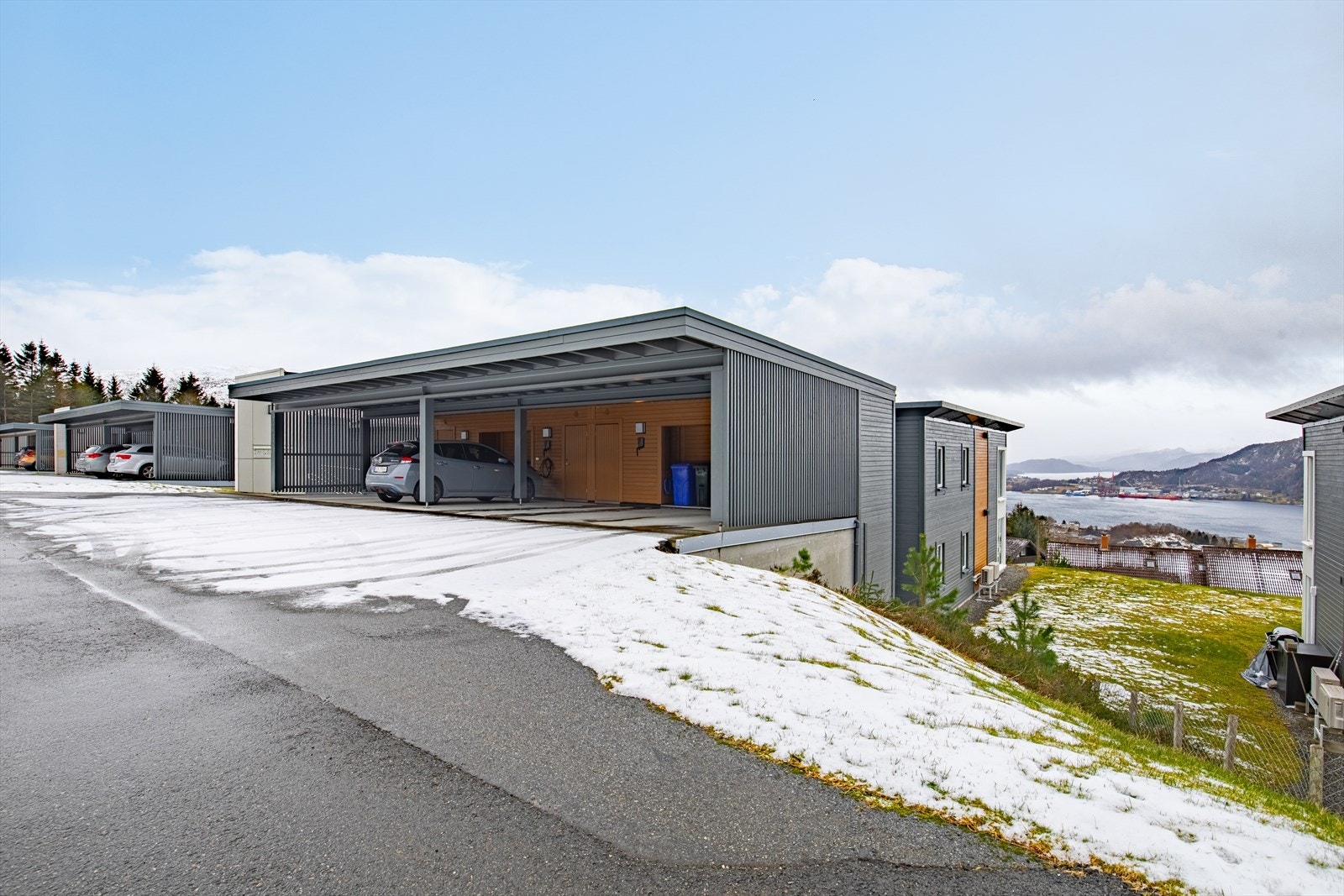 Leiligheten har også carport med et parkeringsareal på ca. 17 m² | Utvendig bod i bakkant av carporten er på ca. 5 m² Galleribilde