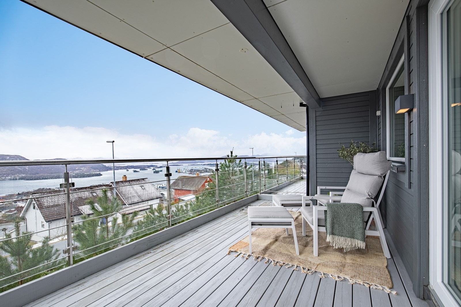 Overbygd terrasse langs frontfasaden på ca. 15 m2 med tilkomst fra stua og fra terreng | Her er det gode solforhold og nydelig utsikt Galleribilde