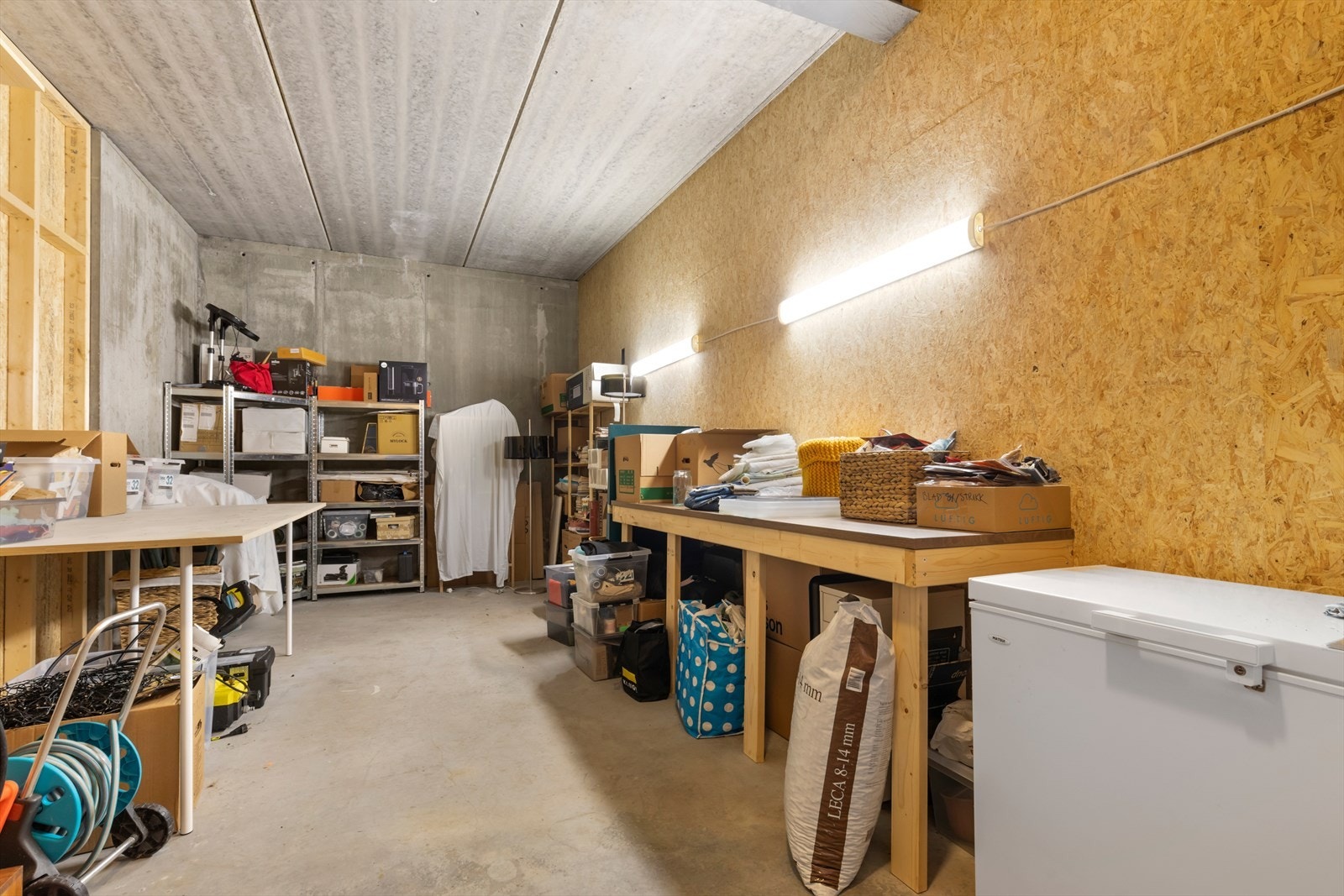 Stor bod under carport og bod på ca. 24 m² gir rikelig med lagringsplass | Etasjehøyde er ca. 3,10-3,25 m Galleribilde