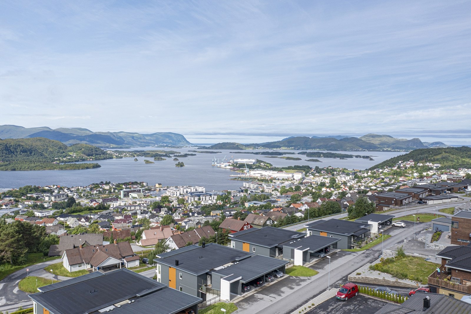 I gangavstand fra eiendommen ligger barnehage, idrettsanlegg dagligvarebutikk og flotte turstier. Galleribilde