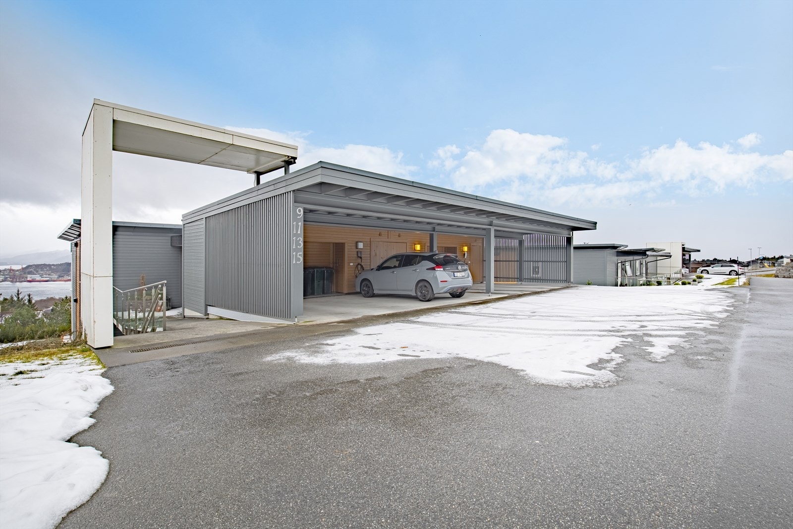 Leiligheten har også carport med et parkeringsareal på ca. 17 m² | Utvendig bod i bakkant av carporten er på ca. 5 m² Galleribilde