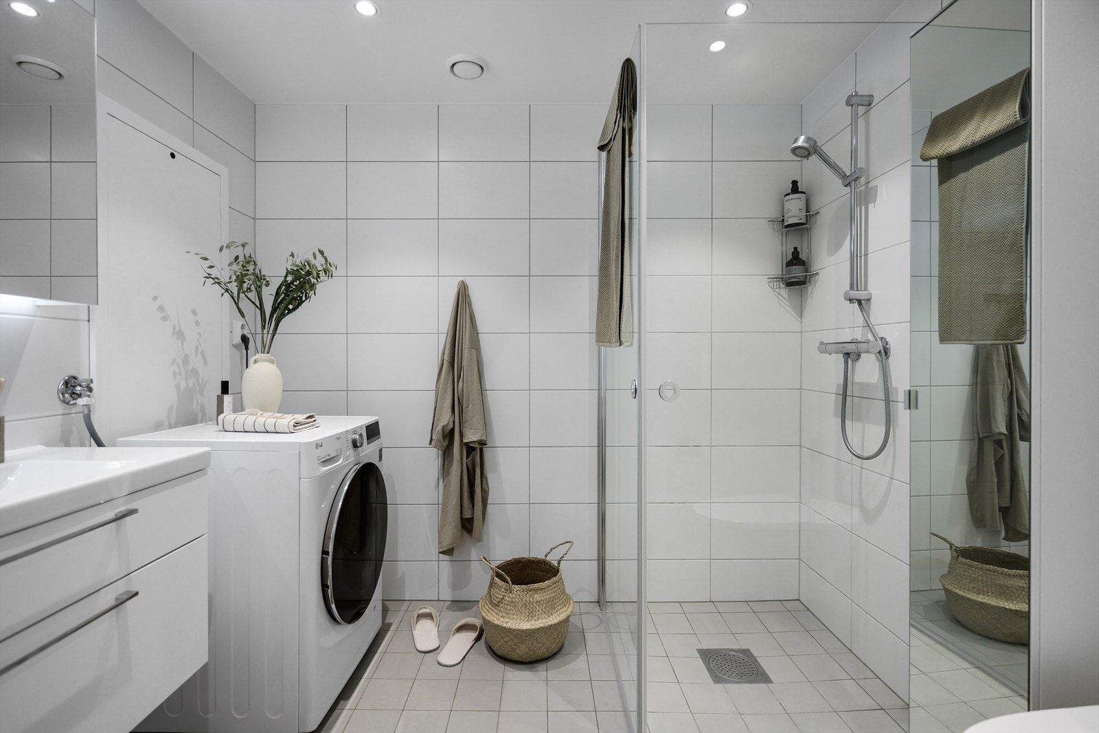 W | Baderommet innehar altså alle ønskelige fasiliteter og vil gi en heldig ny eier en super start, eller avslutning, på dagen! Galleribilde