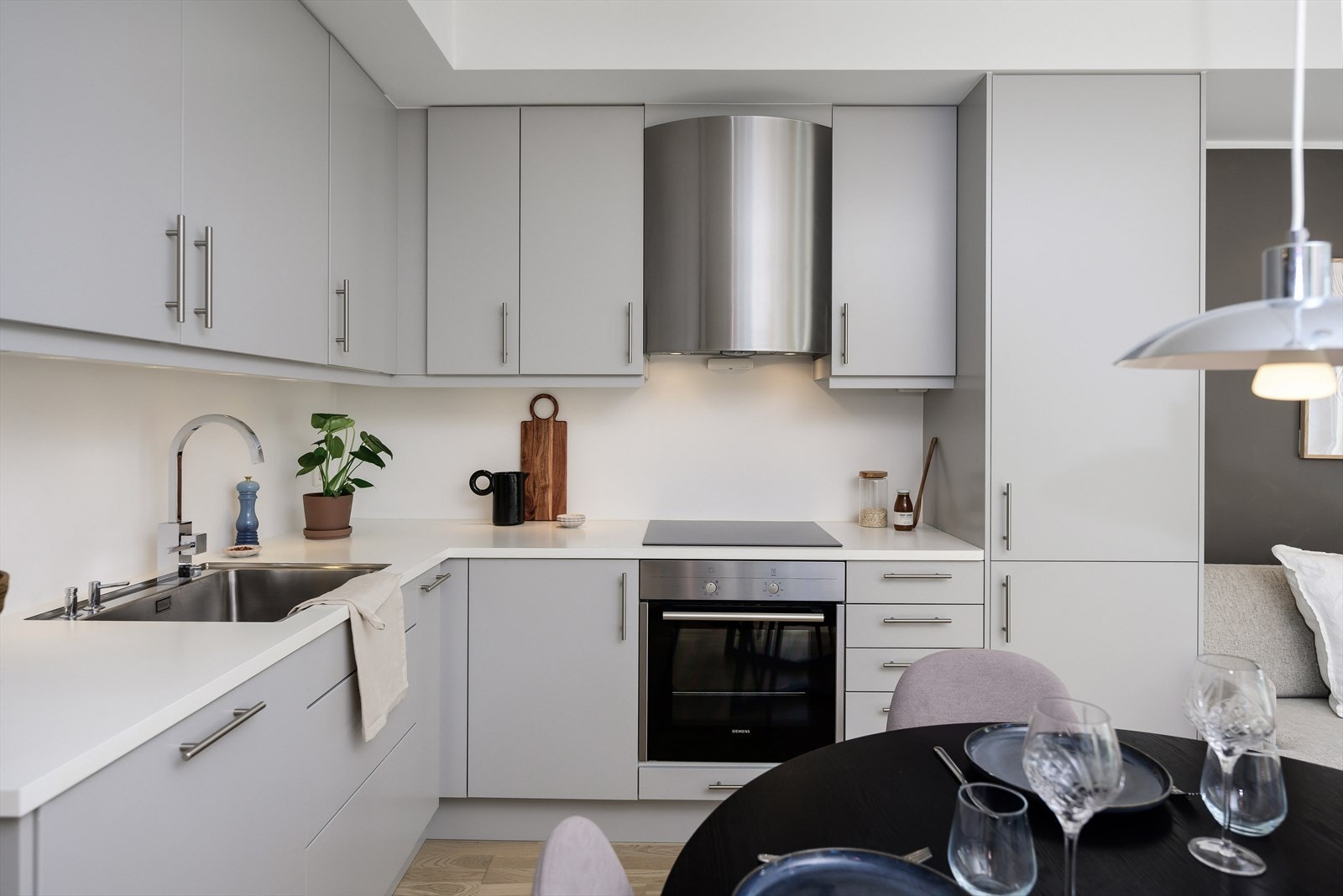 W | Tid for mat! Det lekre kjøkkenet fra kvalitetsleverandøren Marbodal vil gi husets kokk fine arbeidsforhold med riktig skap- og benkeplass. Alle hvitevarer er integrert og medfølger. Galleribilde