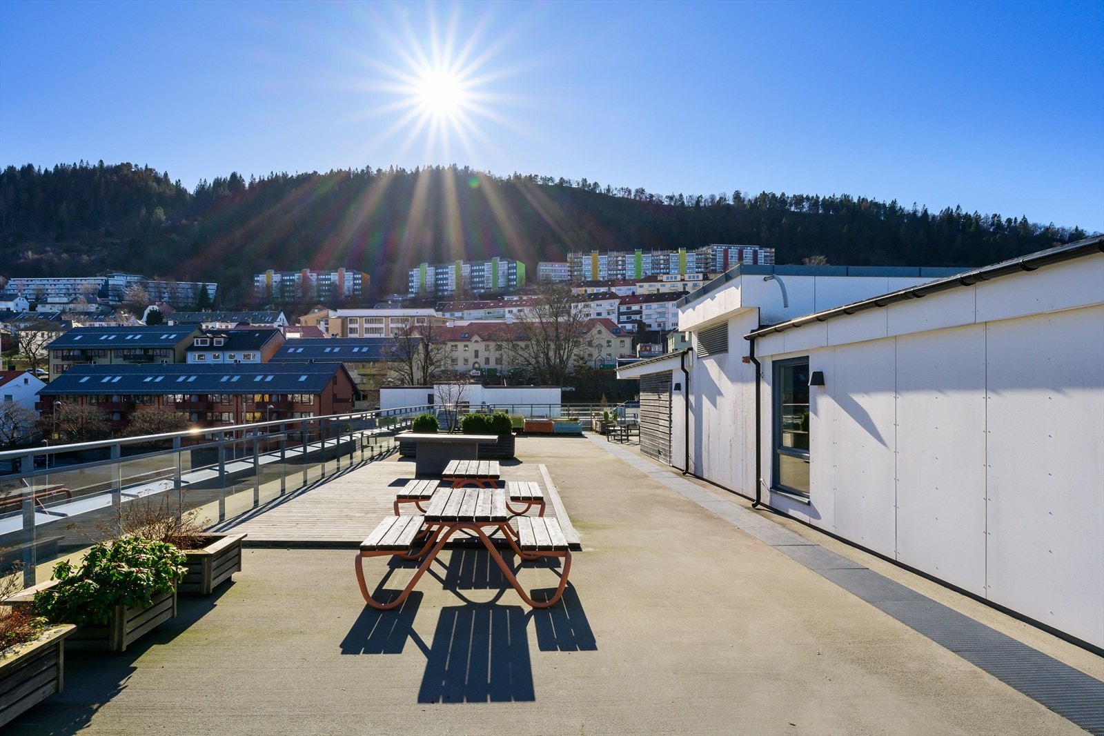 W | Det stopper ikke der! Sameiet som består av nr. 73 og nr. 75 har også to felles takterrasser for sine beboere. En høy i nr. 73, samt en lav mellom byggene . Sistnevnte er også tilrettelagt for barn. Galleribilde
