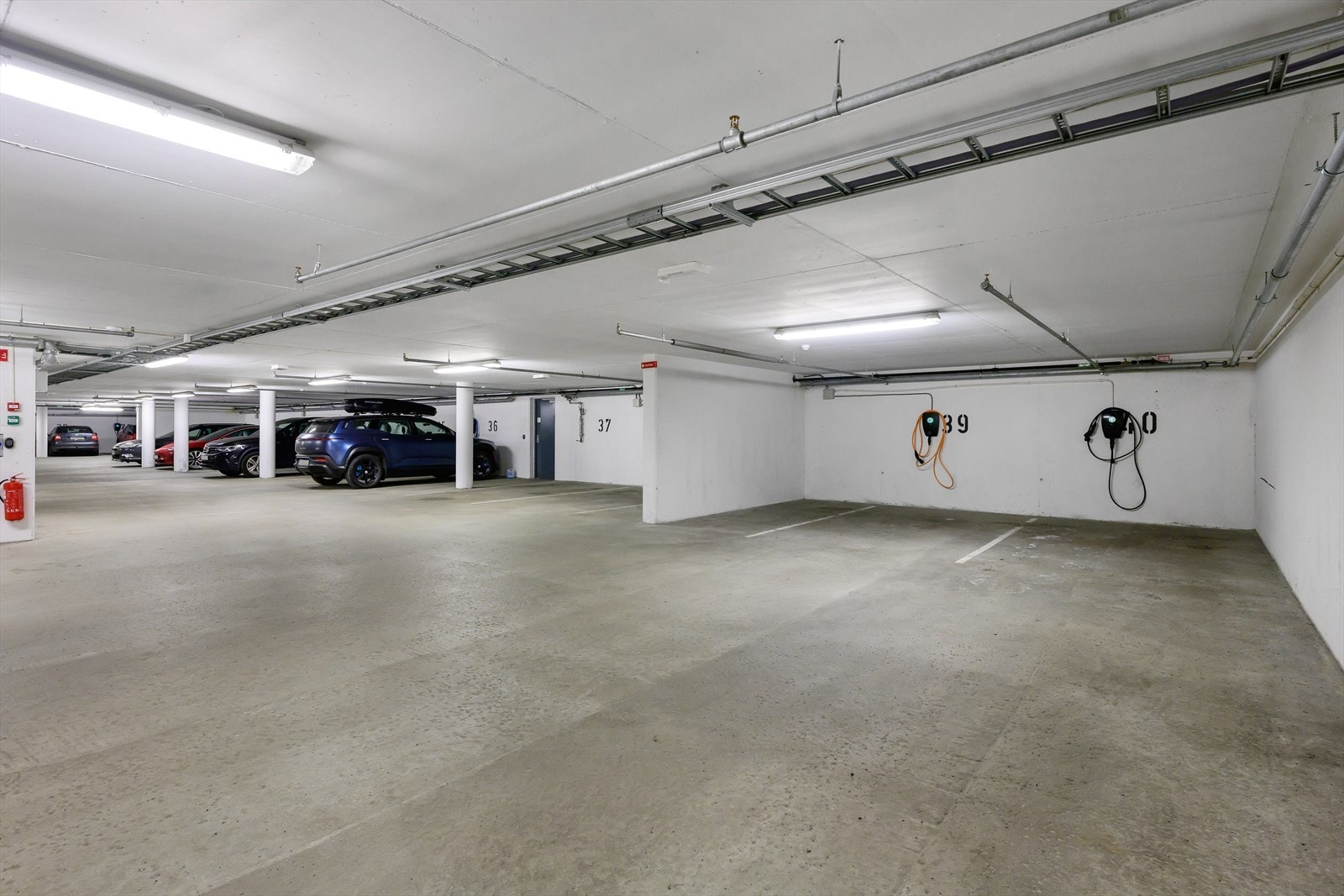 W | Det medfølger fast parkeringsplass med el.bil lader, nr 40. En god passering inntil vegg. Selger leier i dag ut parkeringsplassen sin for kr. 2000,- pr. mnd. Galleribilde