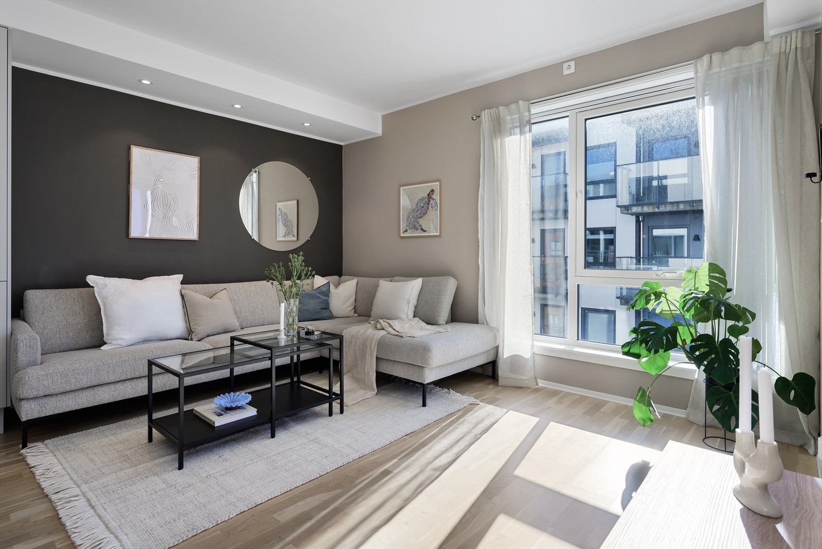 W | Leiligheten har moderne standard fra byggeår 2017, og den ble den gang oppført med oppgraderte tilvalg på kvaliteter og utstyr. Galleribilde