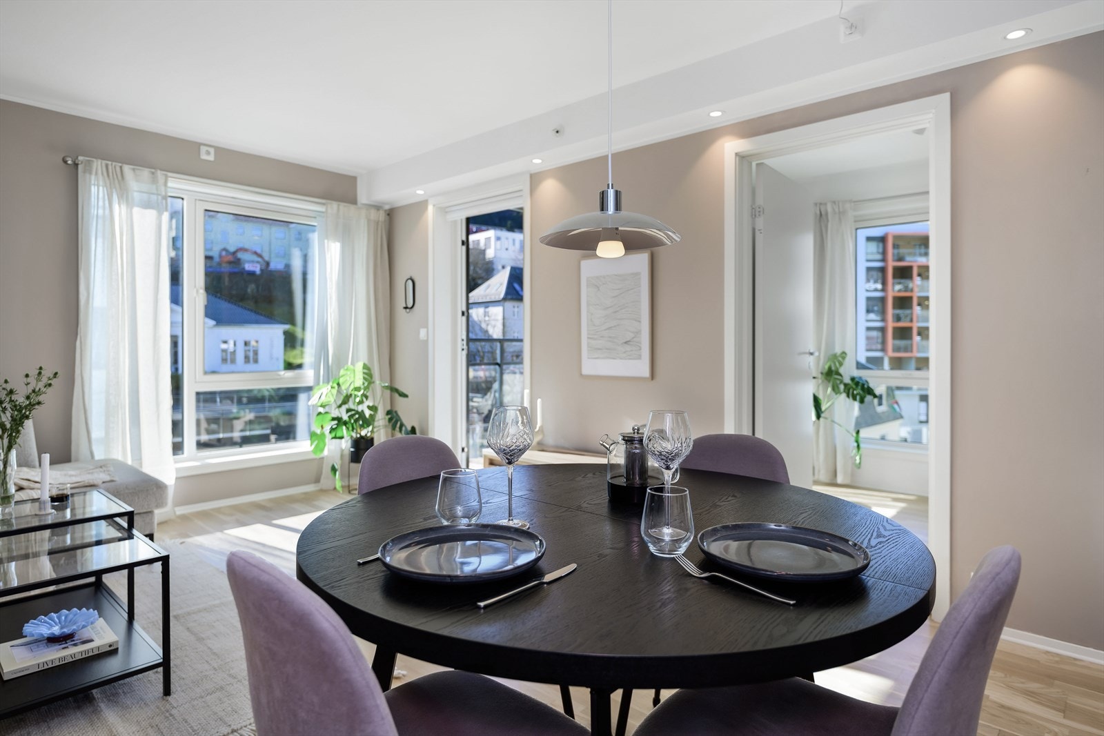 W | Spisestuen har i dag fått en naturlig plassering tilnærmet midt i rommet. Her er det praktisk med et bord som kan utvides, alt etter hvor mange gjester man ønsker på besøk! Galleribilde