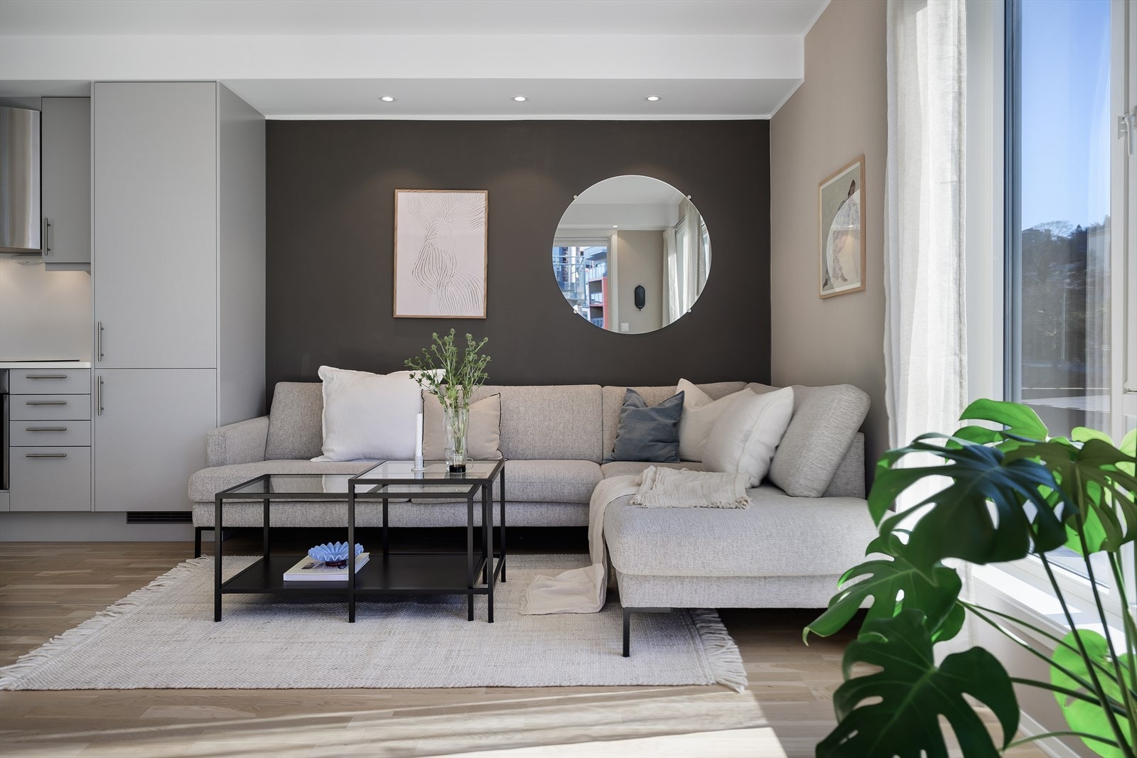 W | På gulv er det gjennomgående hvitmattlakket eikeparkett, og boligen kan ellers by på balansert ventilasjon, samt vannbåren varme. Galleribilde