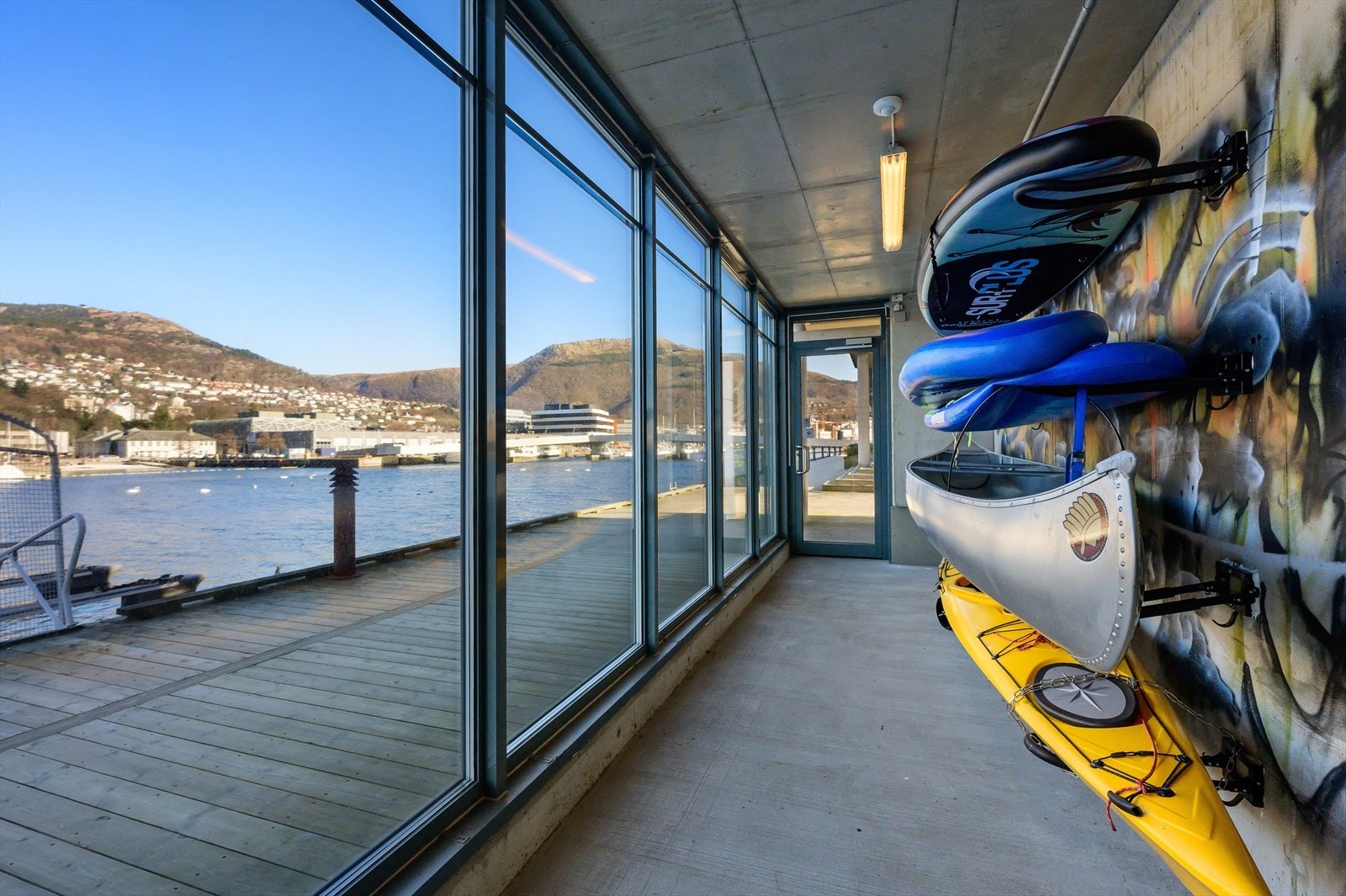 W | Den maritime plasseringen gjør at man kan få lyst på en tur til sjøs, egen kajakk eller SUP brett kan oppbevares i sameiets felles kajakknaust. Galleribilde