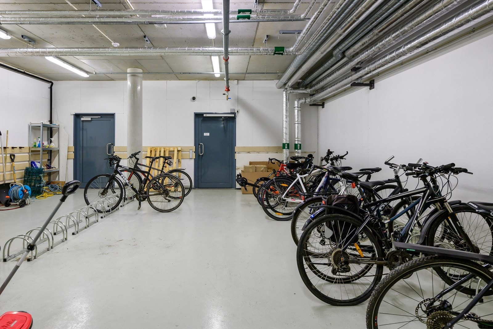 W | Med sin sentrale plassering har leiligheten kort sykkelavstand til de fleste destinasjoner, når turen er over kan sykkelen trygt plasseres i et låst, felles sykkelrom. Galleribilde