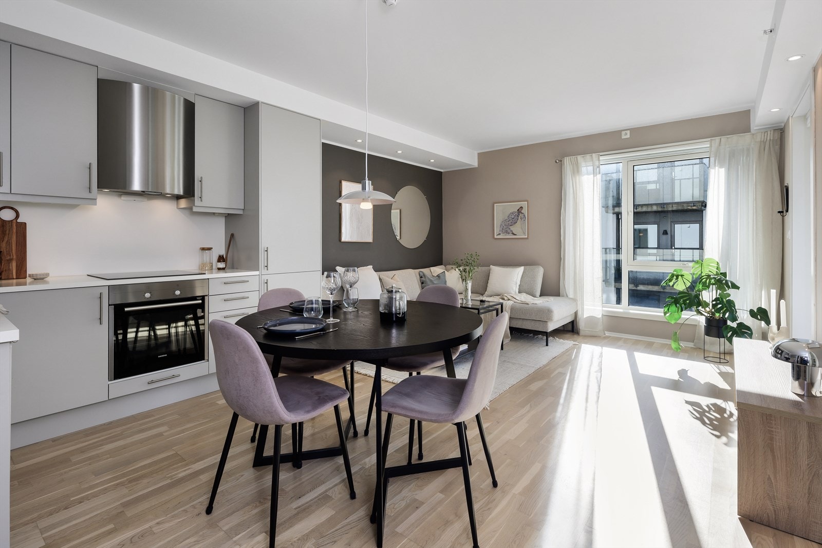 W | Åpen løsning mellom stue og kjøkken sikrer en fin flyt mellom de forskjellige sosiale sonene. Galleribilde