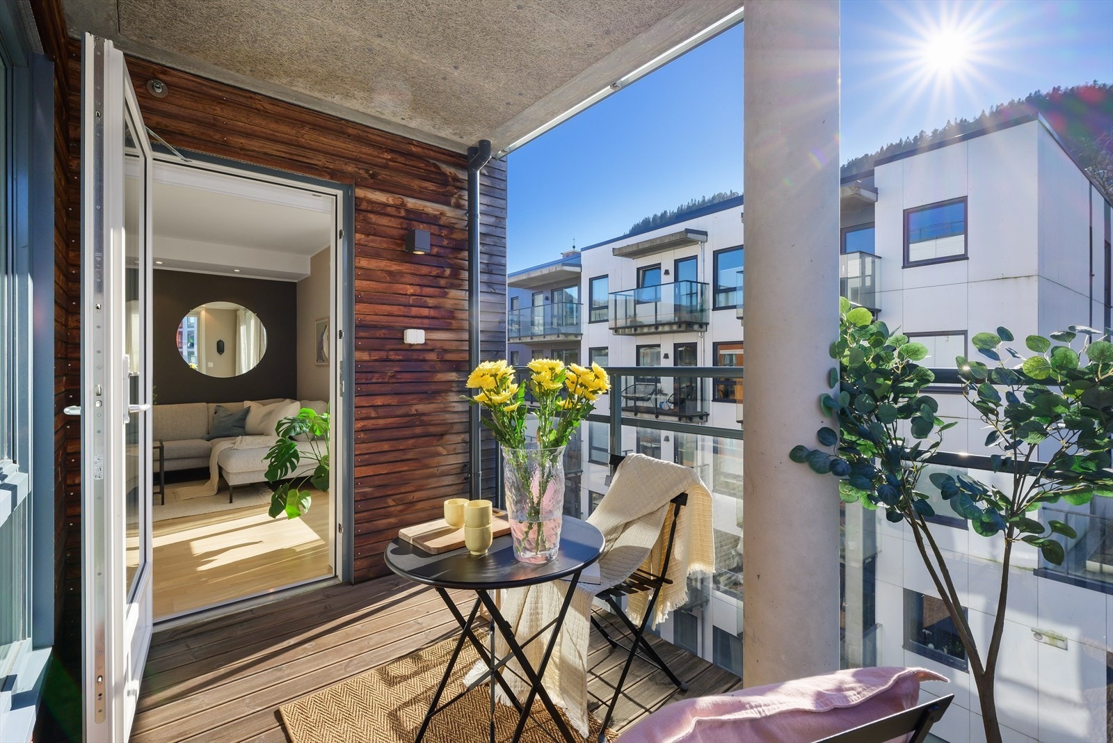 W | Leiligheten ligger høyt og solrikt i byggets 5. etasje. Det er enkel heistilkomst, samt fast garasjeplass med el.bil lader. Galleribilde