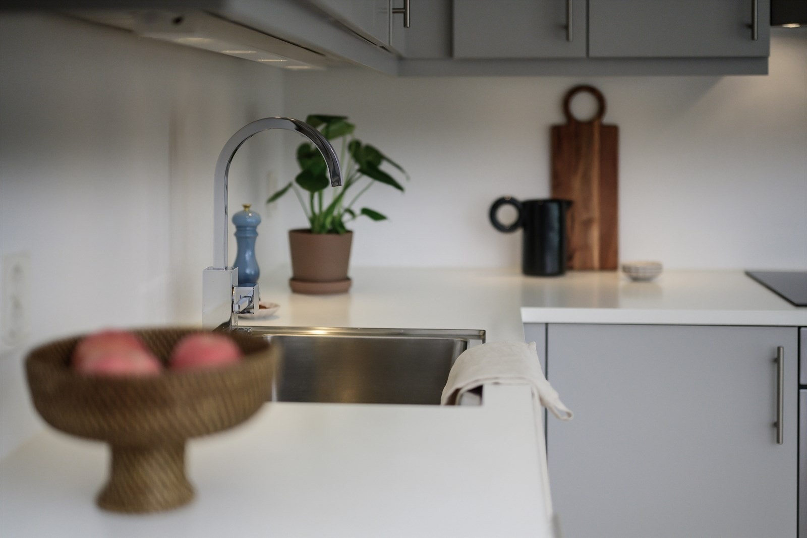 W | Kjøkkenet har oppgraderte kvaliteter som underlimt vask, samt dekorativt blandebatteri og ventilatorhette. Galleribilde