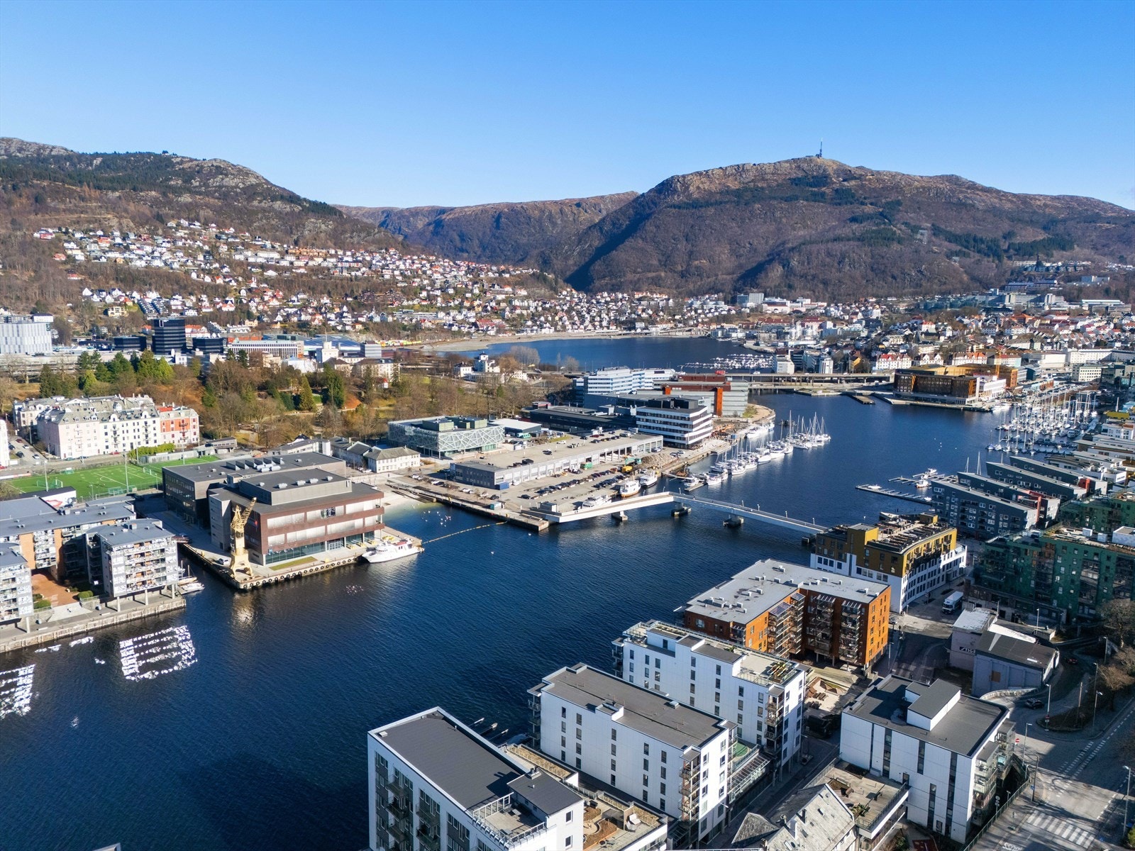 W | Bystrand, populære badstuer, restauranter, Løvstien og andre turområder, klatrevegger, caféer - alt dette og mer finner man innen kort gangavstand! Galleribilde