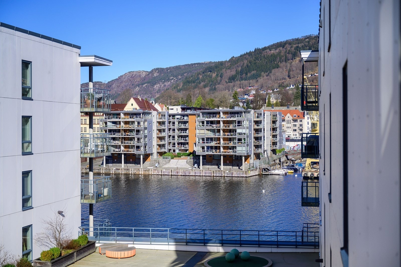 W | Fra ytterst på altanen er det sjøutsikt over mot Møhlenpris. Galleribilde