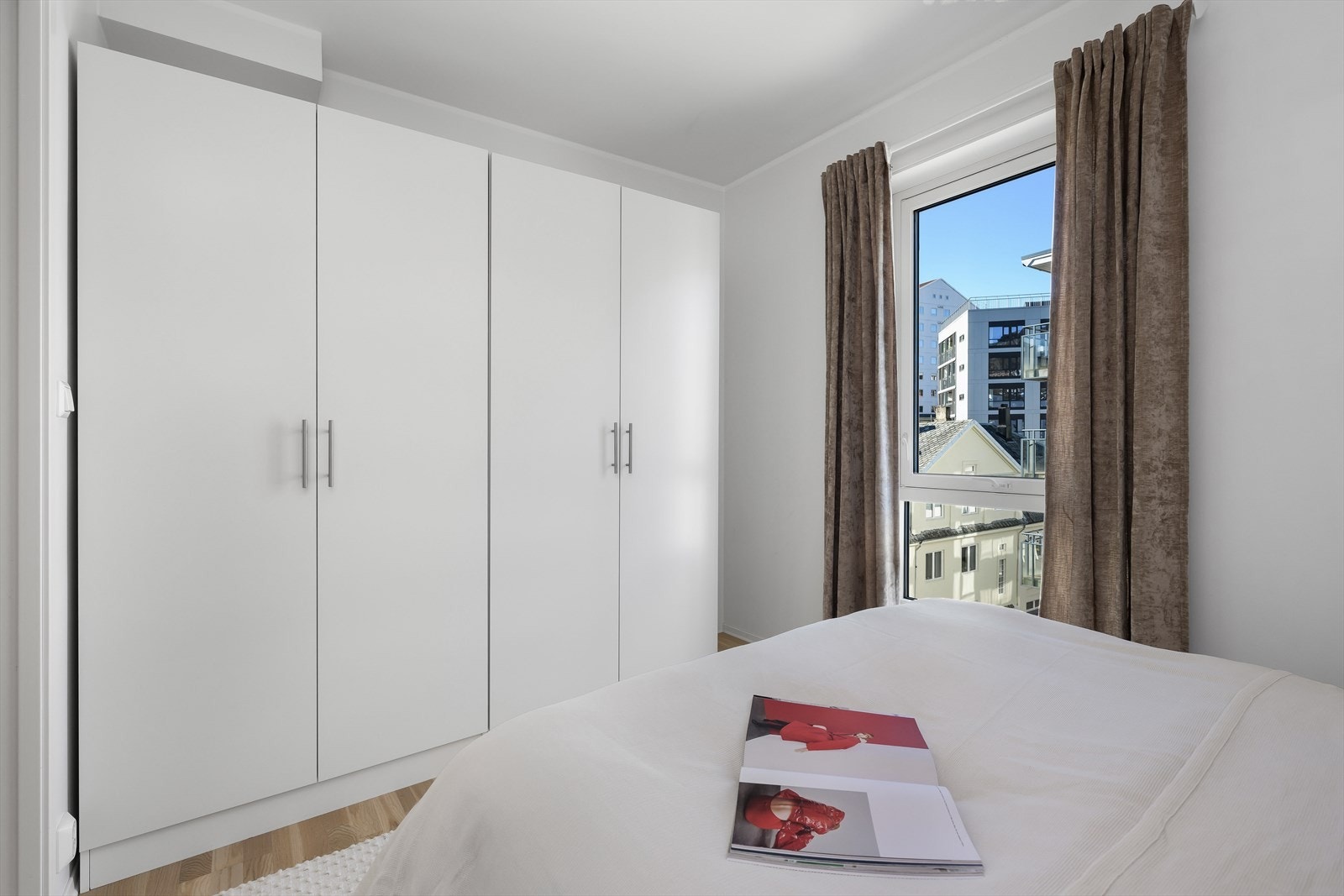 W | Dette soverommet er utstyrt med en stor garderobe og har en urban utsikt over nærområdet. Galleribilde