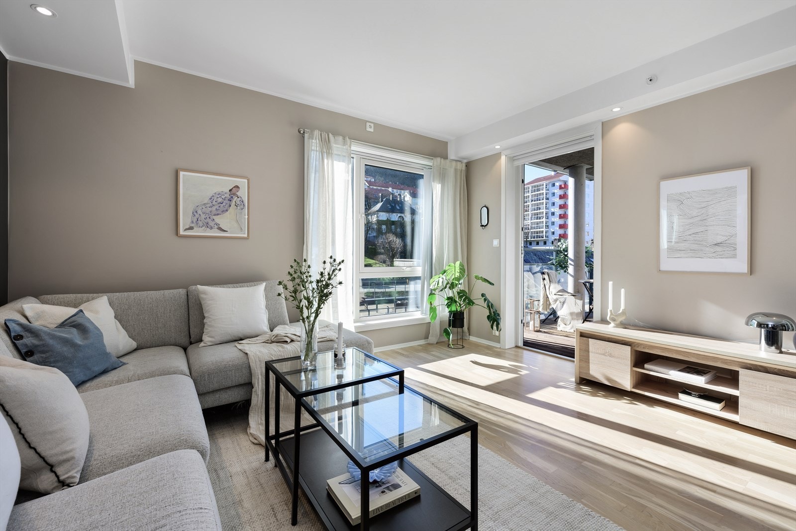 W | Leiligheten har et rikt innslipp av naturlig lys, takket være store vindusflater. Dette skaper en gjennomgående åpen og lys romfølelse i hele leiligheten. Galleribilde