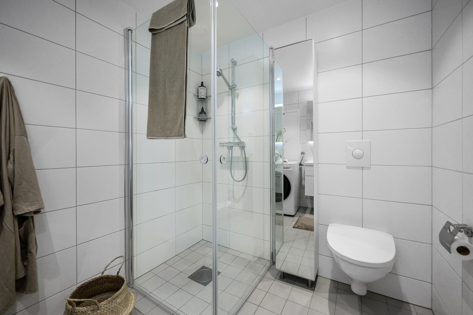 W | Dusjhjørne med innfellbare dører er en arealeffektiv løsning. Galleribilde