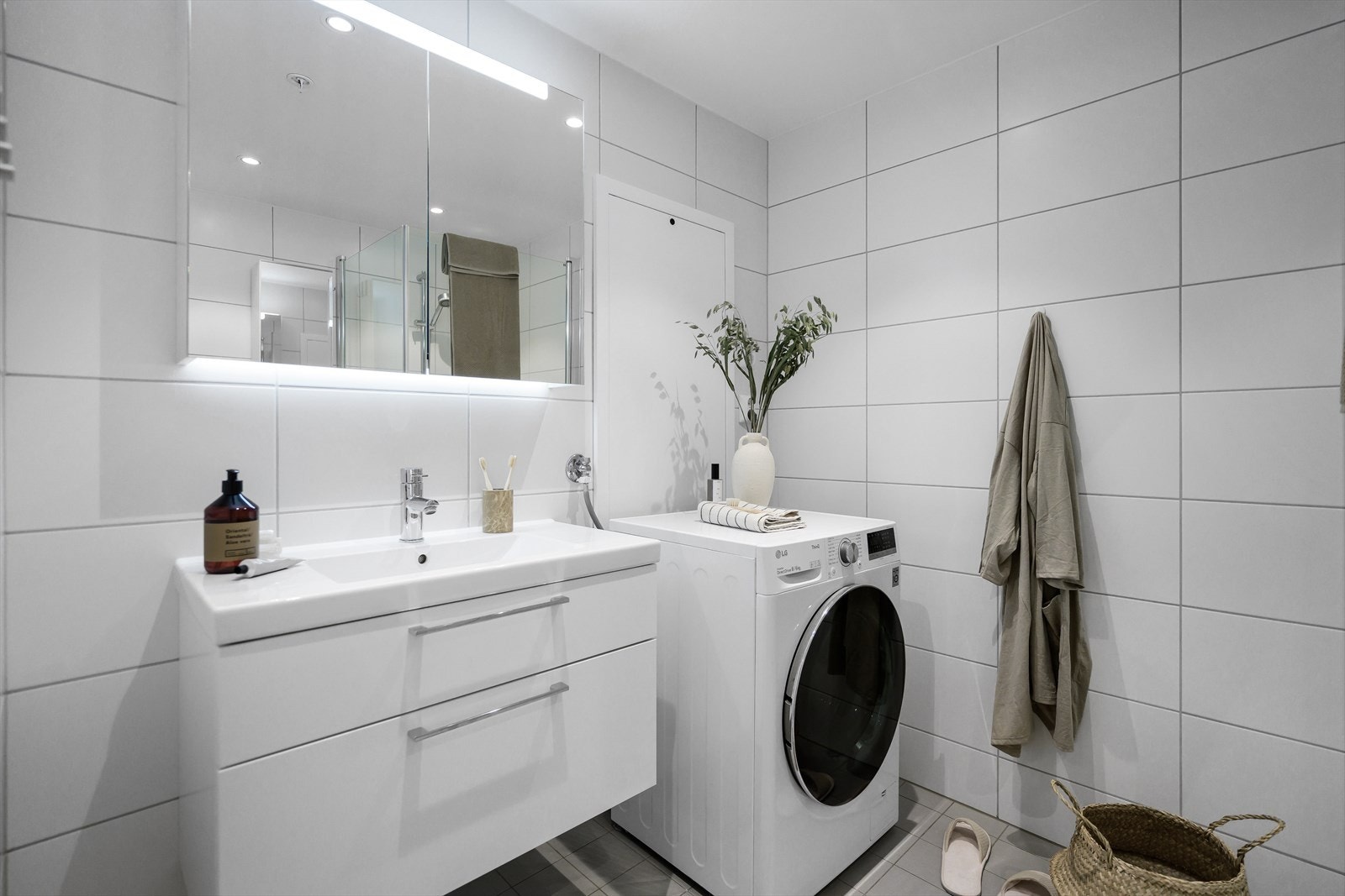 W | Moderne, tidløst og klassisk! Baderommet er helfliset med varme i gulv. Det har en innholdsrik innredning med god oppbevaringsplass, og et lekkert overskap med innebygget lys, samt skjult el. uttak for hårføner eller annet. Galleribilde