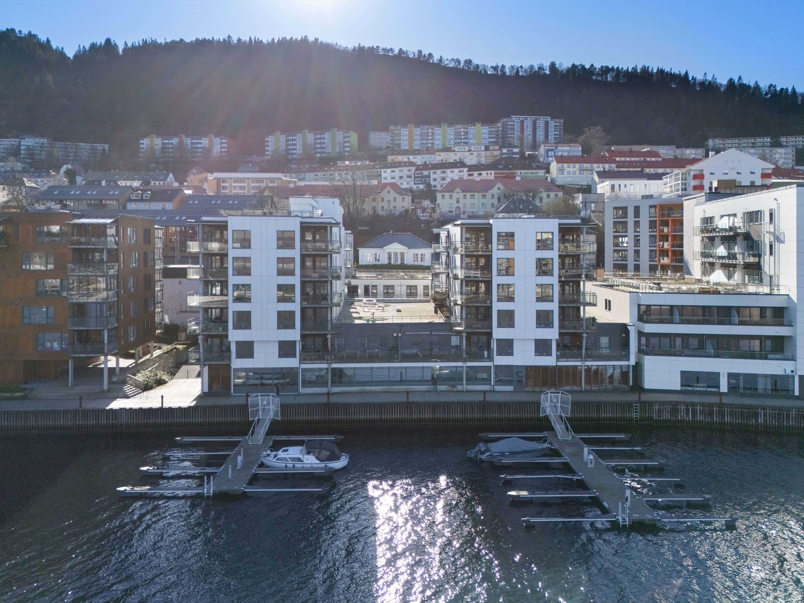 W | Damsgård har på kort tid blitt ett av de aller mest populære boligområdene byen har å by på, og det er ikke vanskelig å forstå hvorfor! Her bor du tett på sjø og fantastisk natur, med alt det en "urban" sjel kunne ønske seg rett i nærheten. Galleribilde