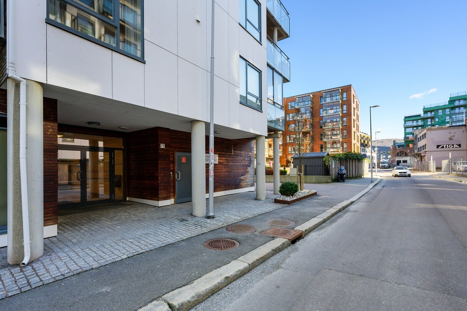 W | Et moderne inngangsparti ønsker deg velkommen hjem etter en lang dag på farten. Galleribilde