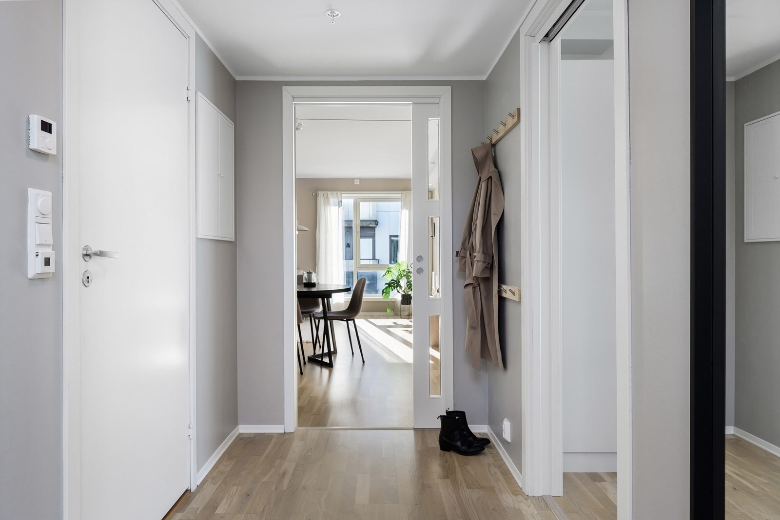 W | Da tar vi en titt på leilighetens øvrige rom. Det første som møter deg er en romslig entré, legg merke til den fine skyvedøren i glass mot stuen. Dette sikrer at de fine lysforholdene følger deg gjennom boligen. Galleribilde