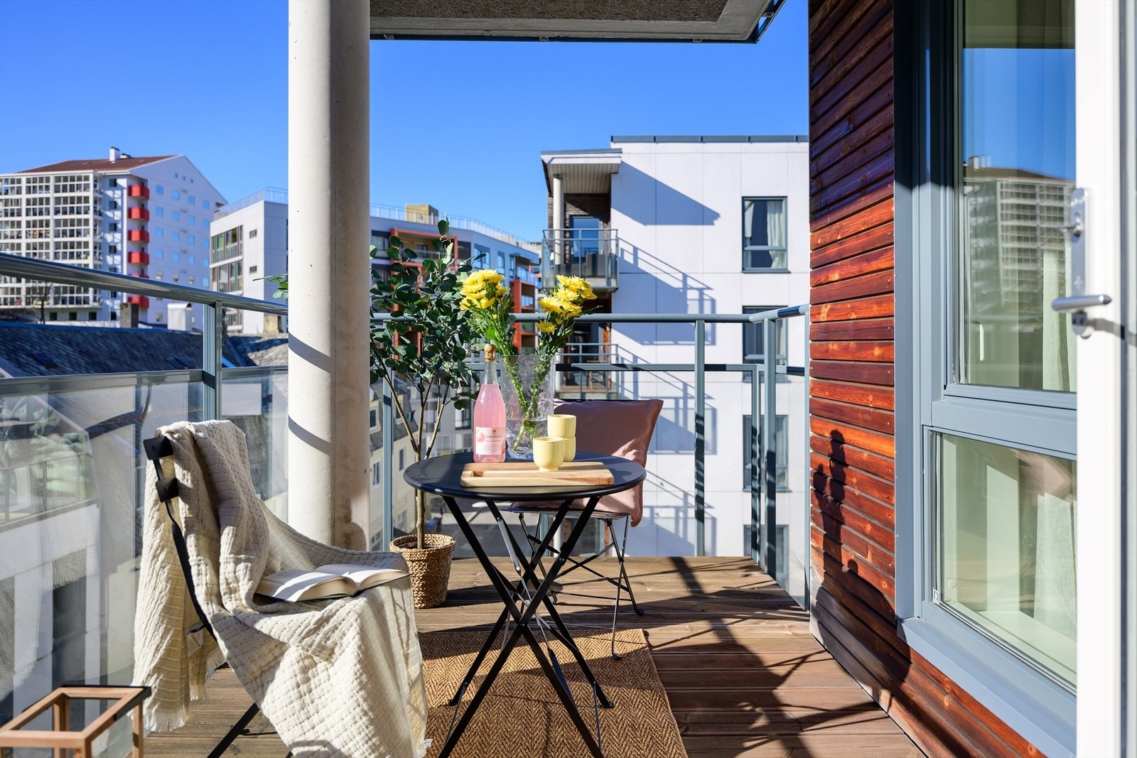 W | Fra stuen er det utgang til en solrik altan av god størrelse, selger opplyser om fine solforhold fra formiddag til ca. kl. 20.30 midtsommers. Galleribilde