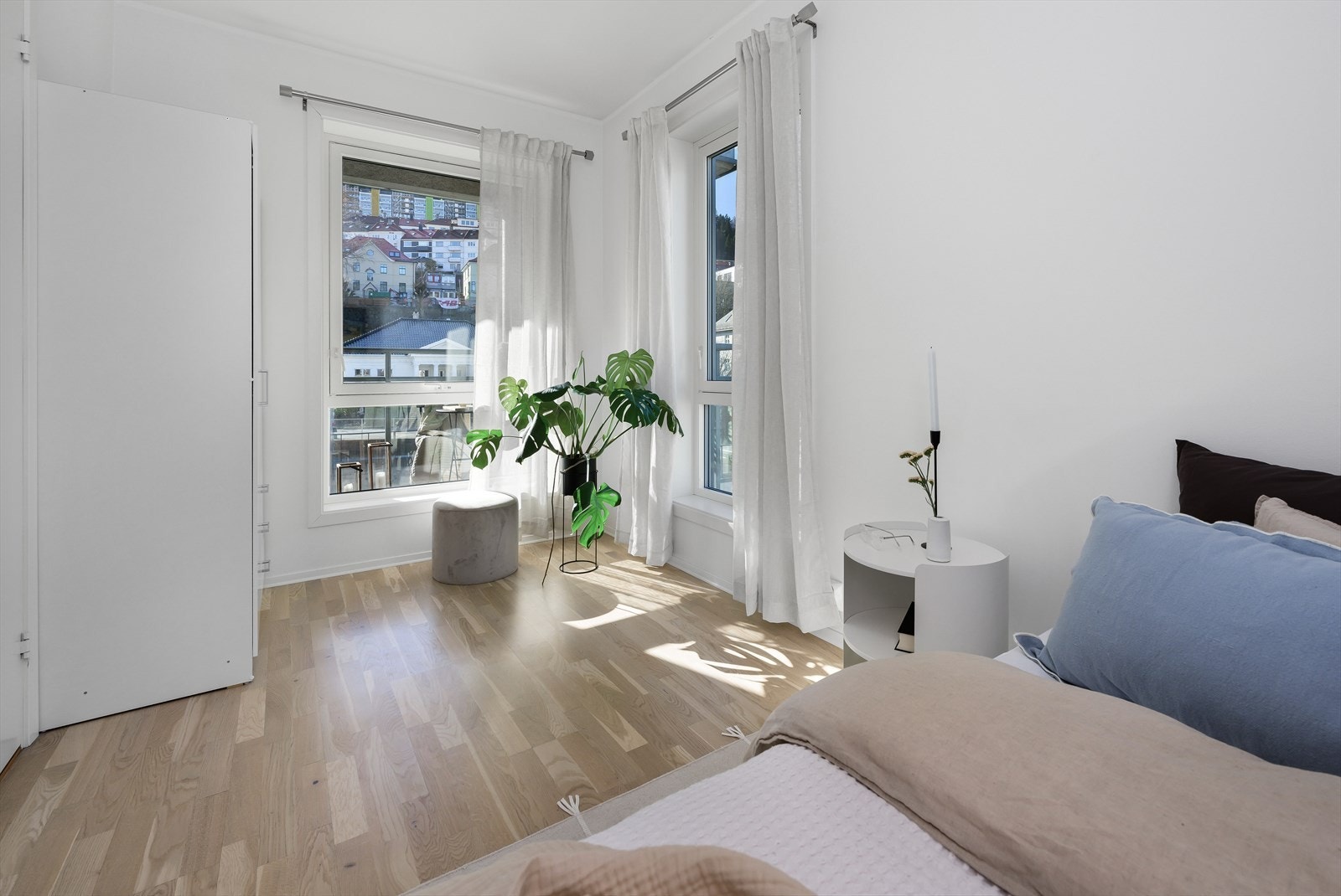 W | Leilighetens andre soverom har tilkomst fra stuen. Dette er også et herlig soverom med nydelig utsikt, bla. mot Urdihuset. Rommet fungerer utmerket som soverom for store eller små, og vil ellers være et utmerket hjemmekontor dersom det er behovet ditt Galleribilde