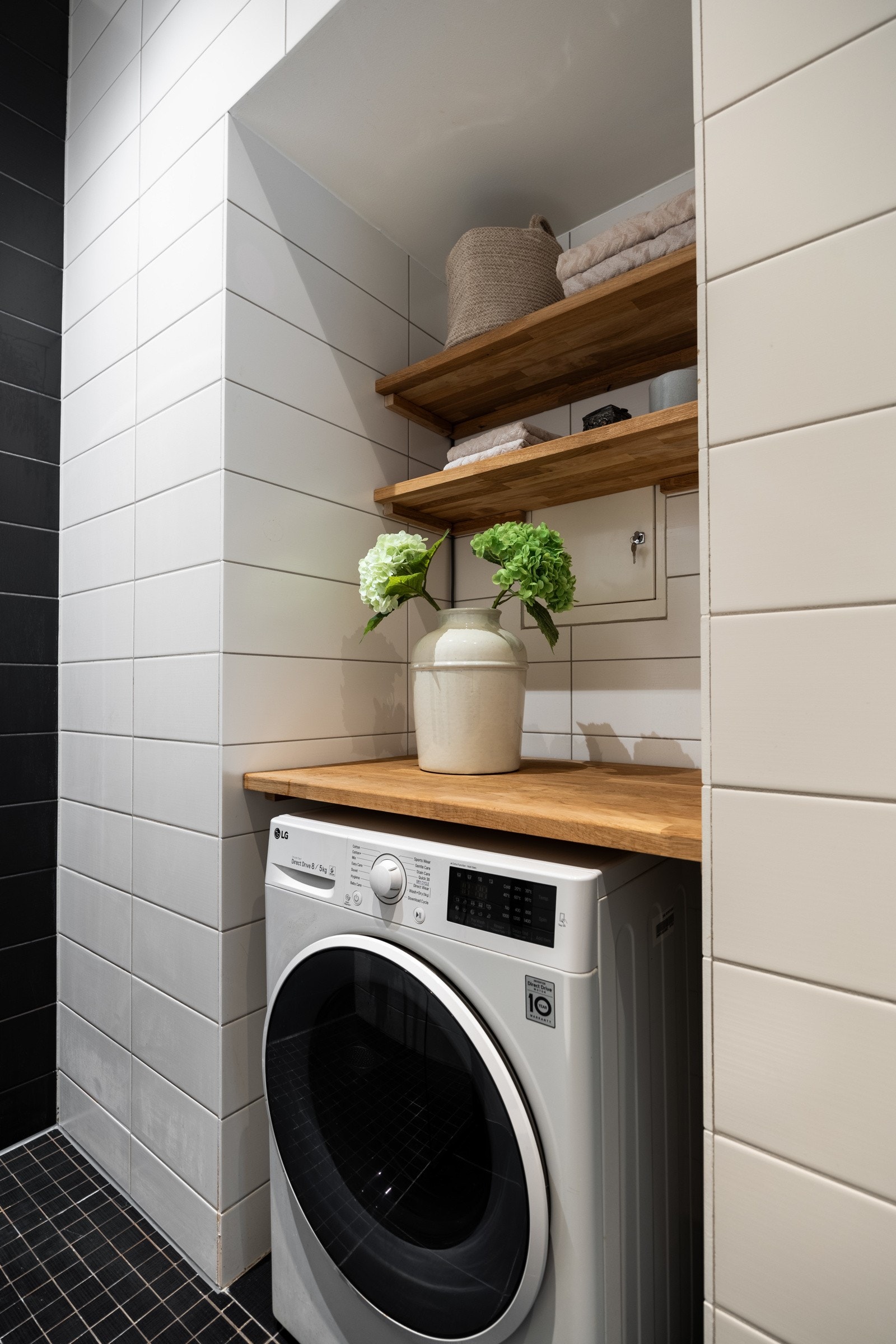 Badet har plassbygde eikehyller fra 2024. I tillegg opplegg for vaskemaskin. Galleribilde