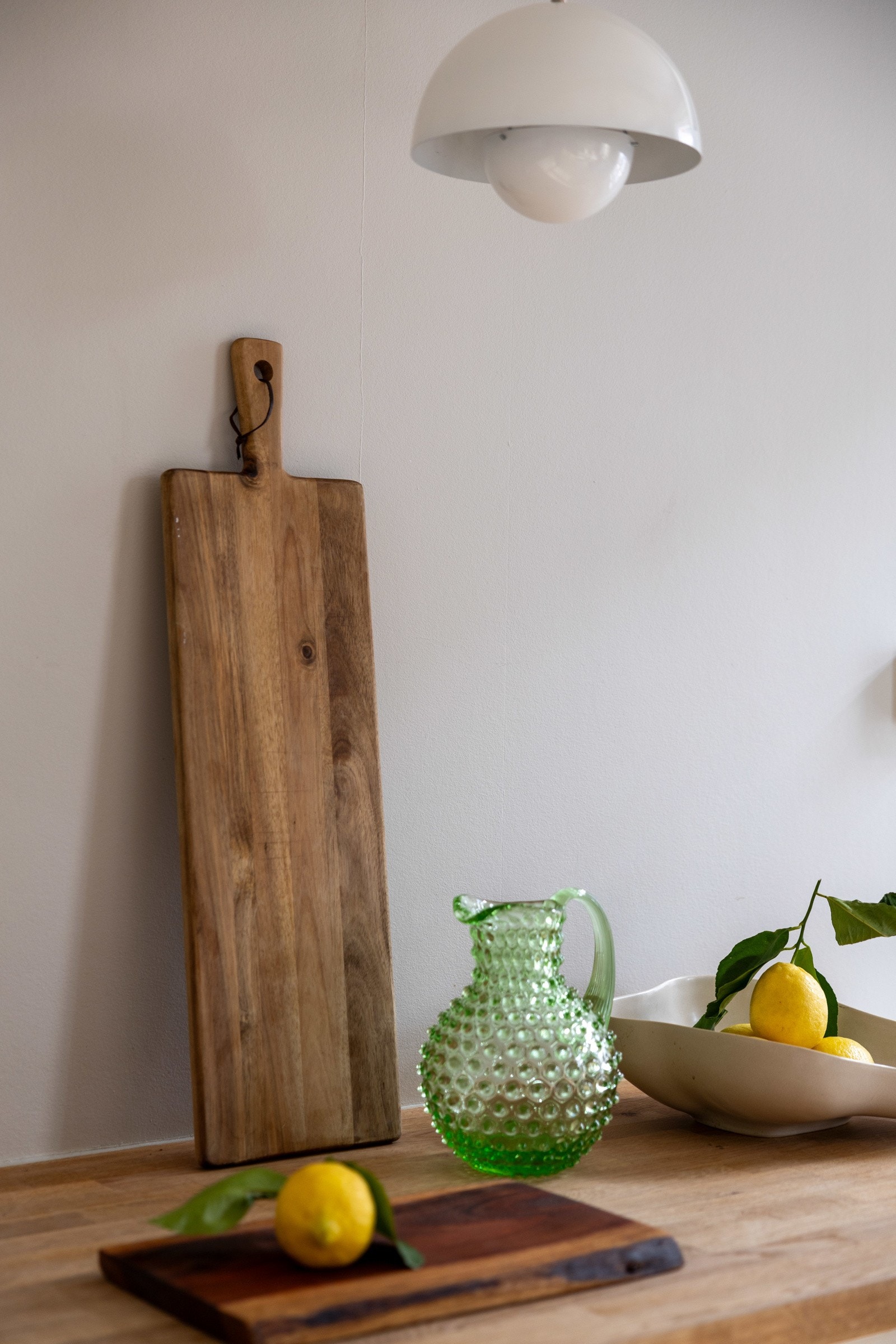 Benkeplate av tre med nedfelt oppvaskkum i keramikk. Galleribilde