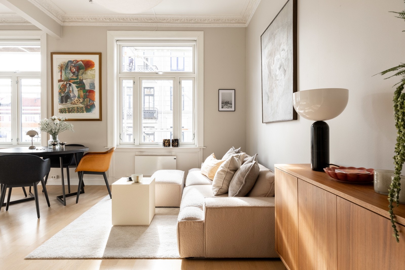 Skeddersydde gardiner både i stue/kjøkken og soverom. Galleribilde