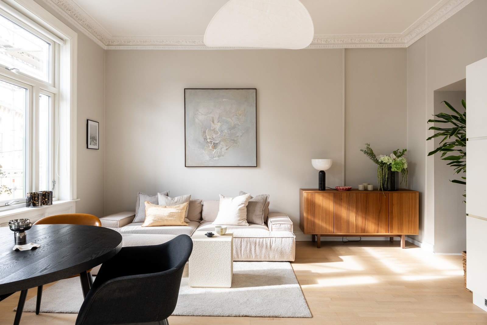 Stor stue som enkelt kan innredes med sofa- og spiseseksjon. Galleribilde