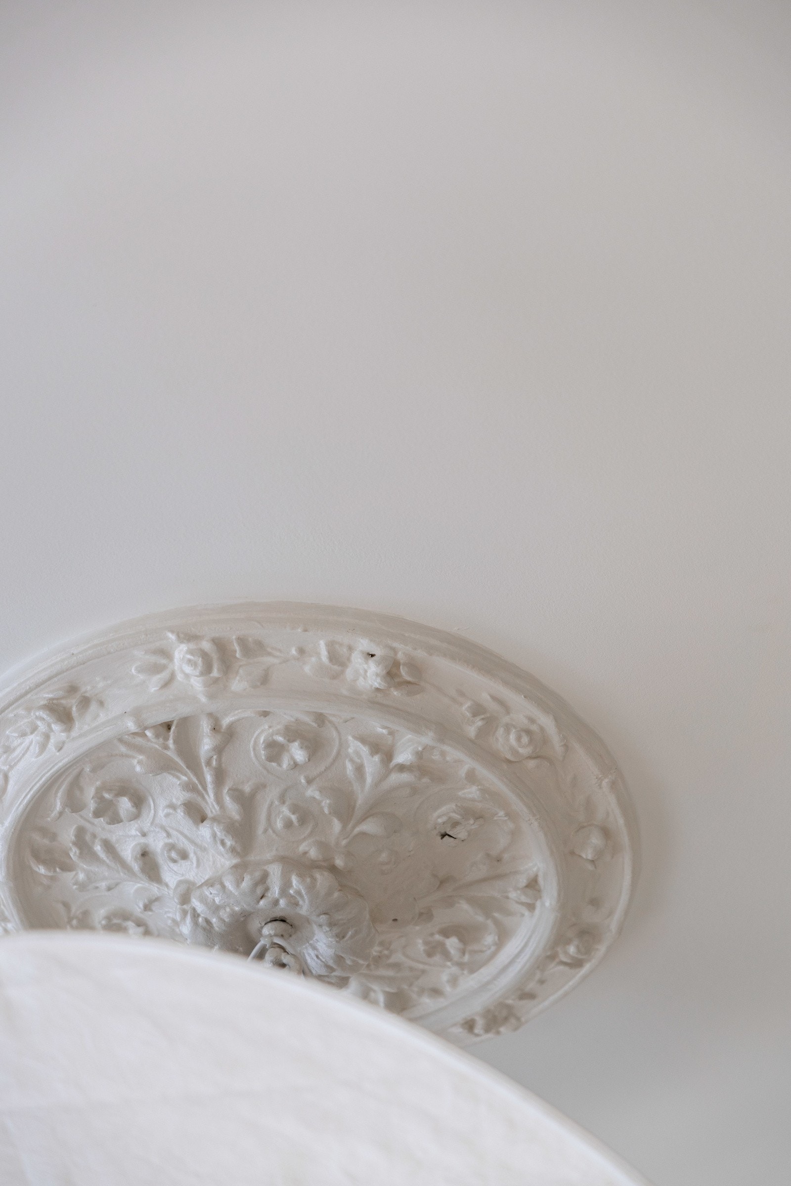 Klassiske originale detaljer med både stukkatur og rosett. Galleribilde