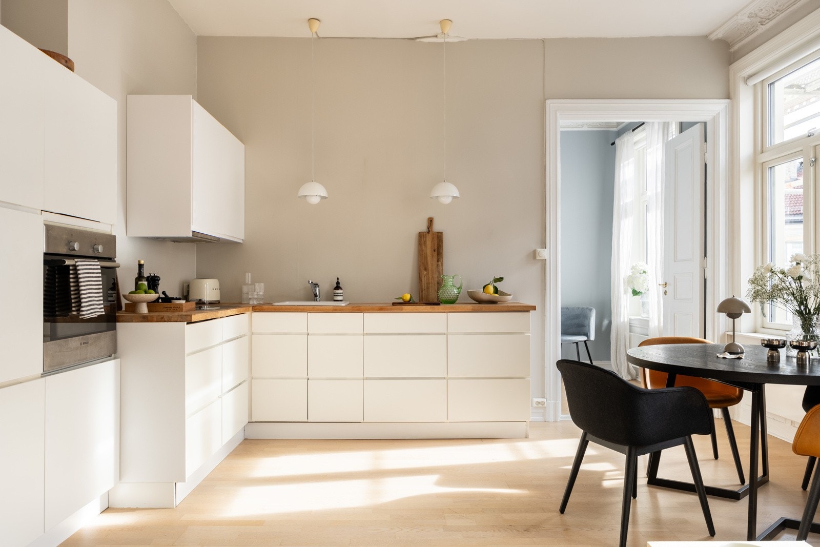 Moderne kjøkkeninnredning med høy kjøkkenbenk som er svært praktisk og behagelig å lage mat på. Galleribilde