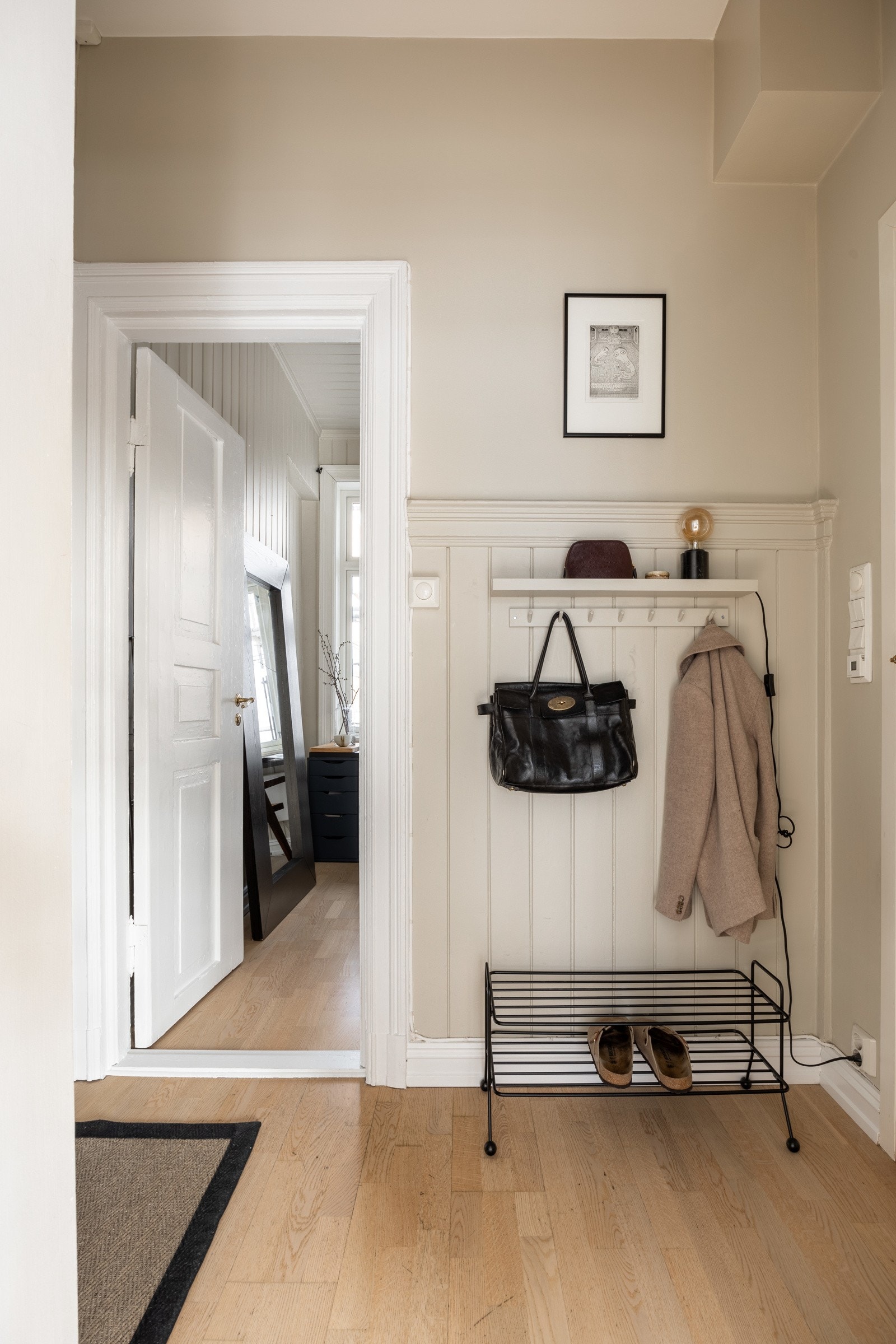 Romslig entré med plass til ønskelige møblementer. Galleribilde