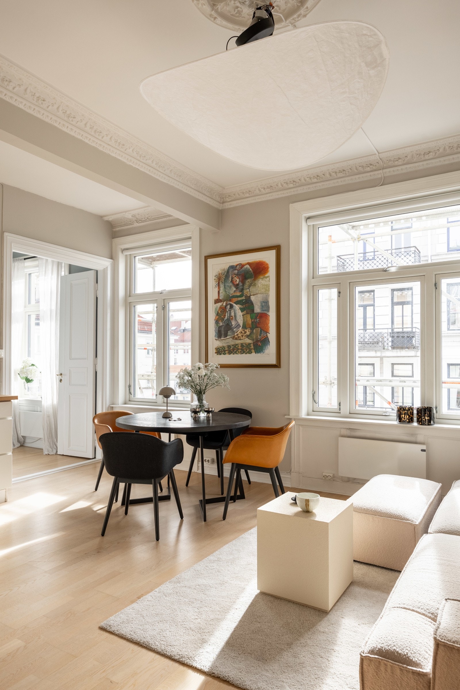 Store, klassiske vindusflater (fra 2019) som slipper inn rikelig med lys. Galleribilde