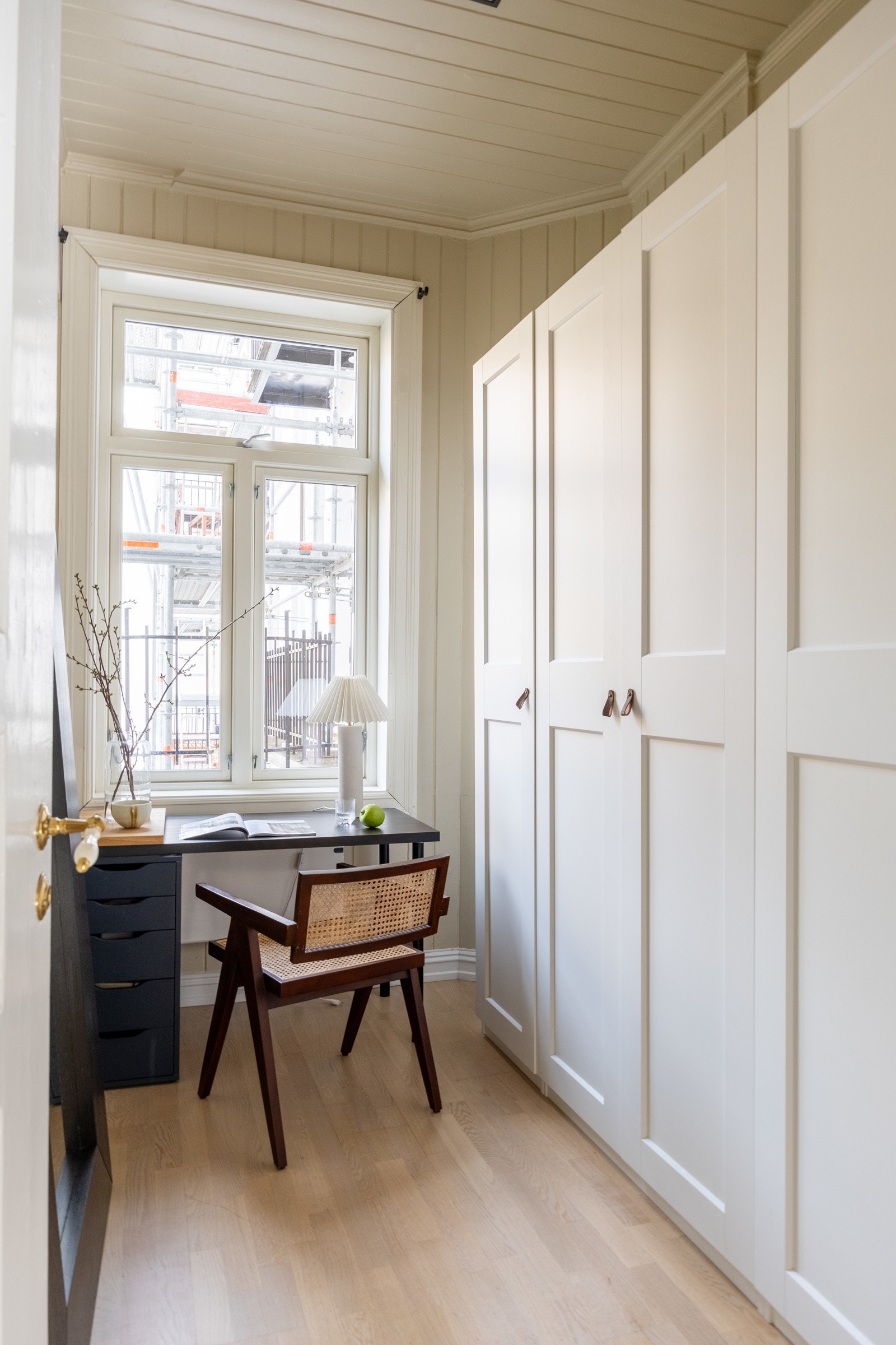 Leilighetens andre soverom som i dag benyttes som kontor/garderobe. Galleribilde