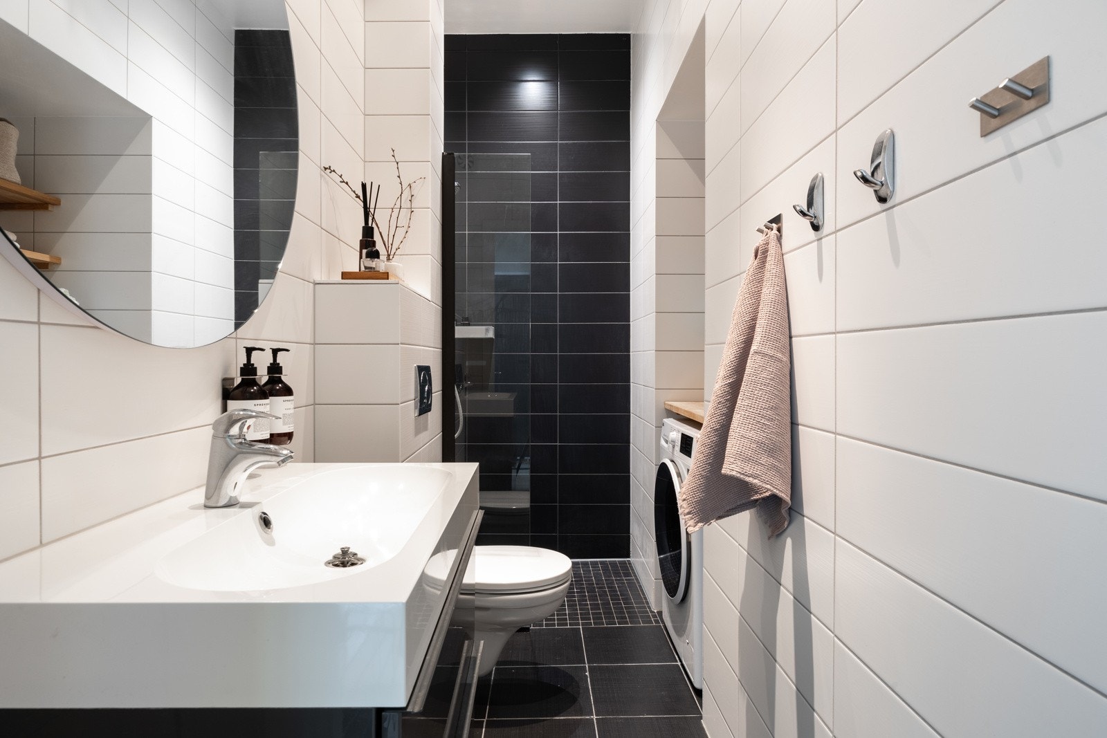 Pent og romslig baderom oppgradert i 2010 med flislagt gulv med varme. Galleribilde