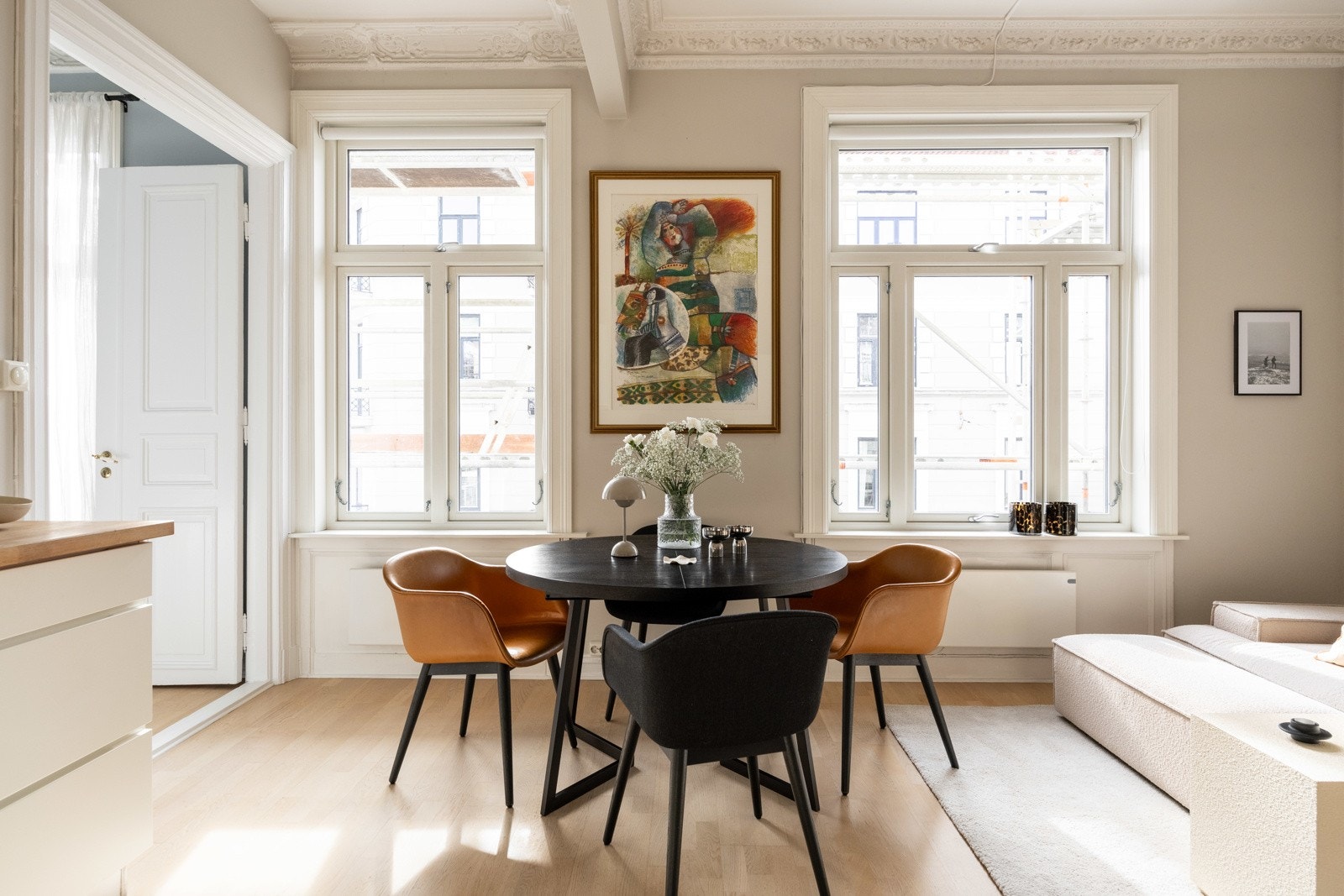 Alle veggflater ble malt i 2023 i lune fargetoner. Galleribilde