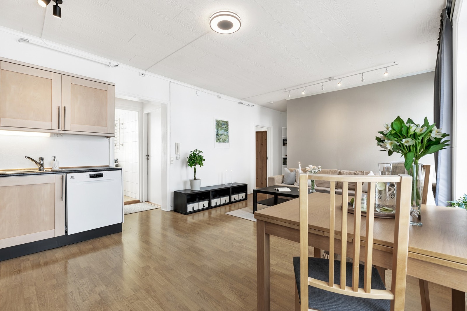 Leilighetens porttelefon er lokalisert på stuen, like ved inngangsdøren. Galleribilde