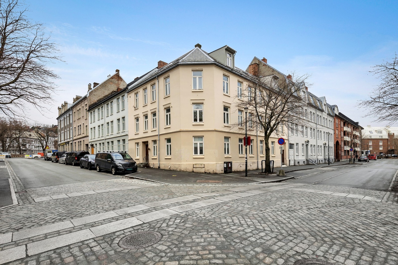 Fasadebilde. Leiligheten er en del av en flott eldre bygård fra 1905. Det vil bli skiltet i regi av EiendomsMegler 1 v/ annonsert fellesvisning. Galleribilde